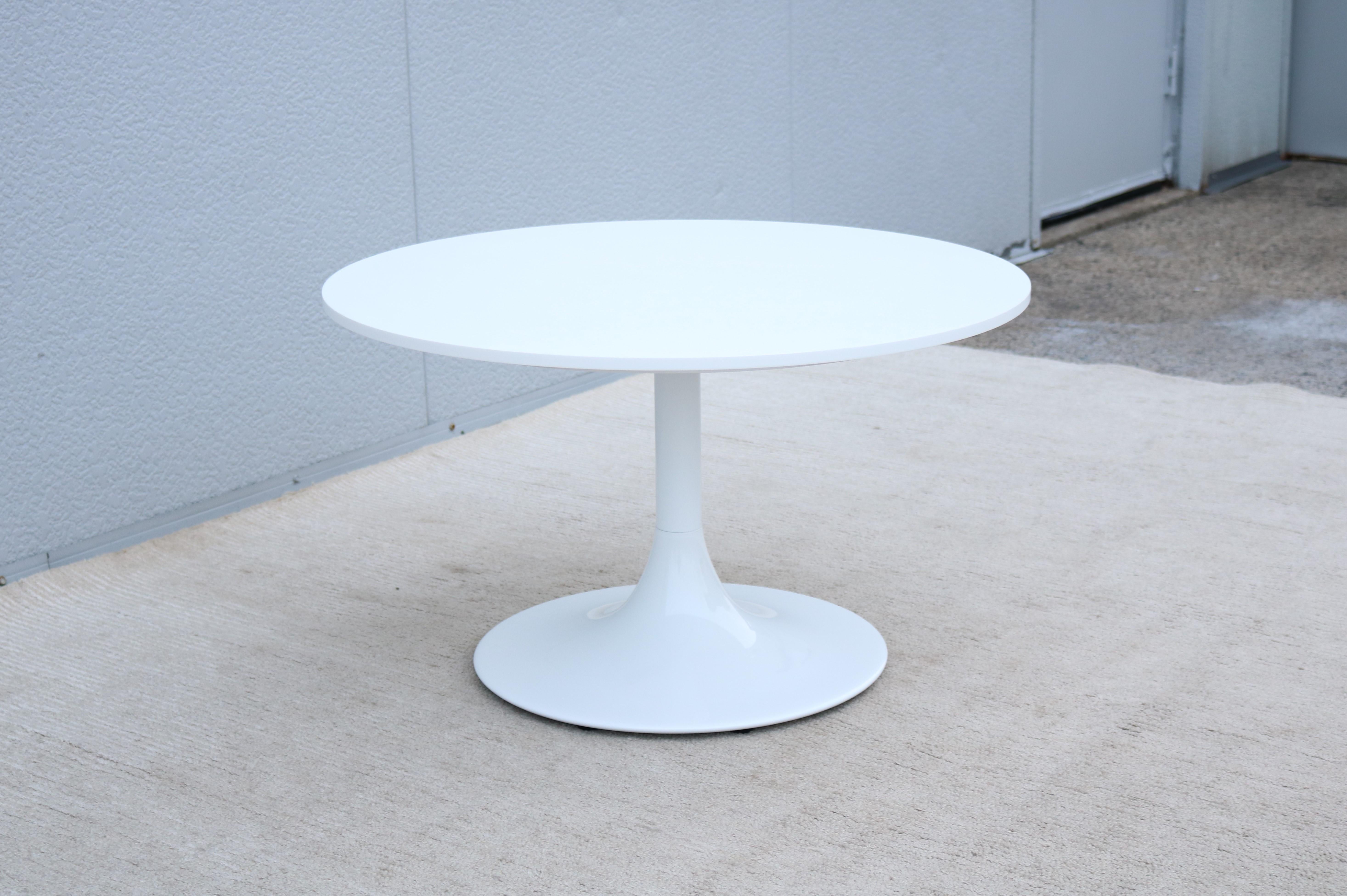 Tavolino Tulip in corian bianco rotondo stile metà secolo moderno Nineteen20 di OFS in vendita 5