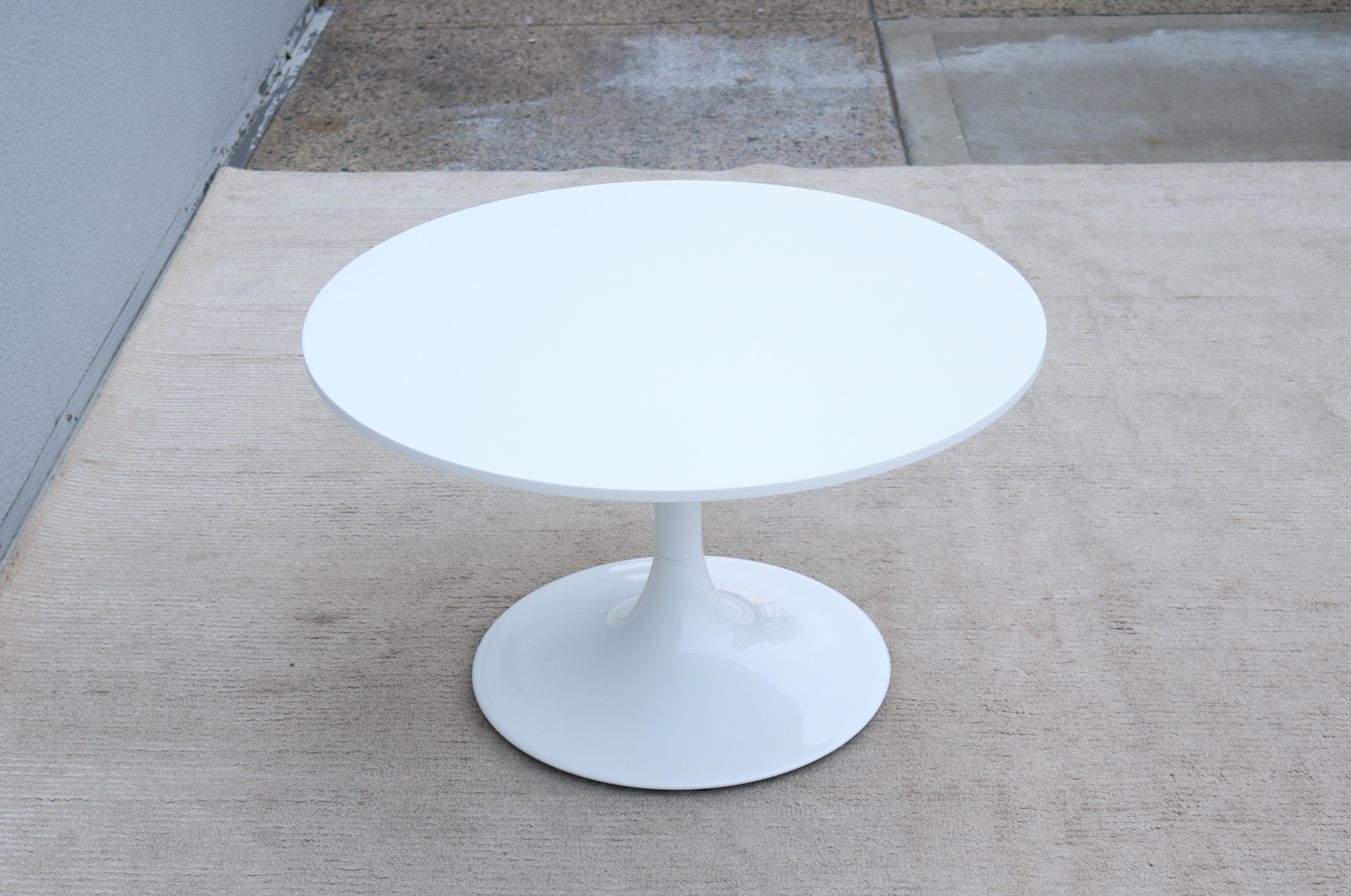 Tavolino Tulip in corian bianco rotondo stile metà secolo moderno Nineteen20 di OFS in vendita 6