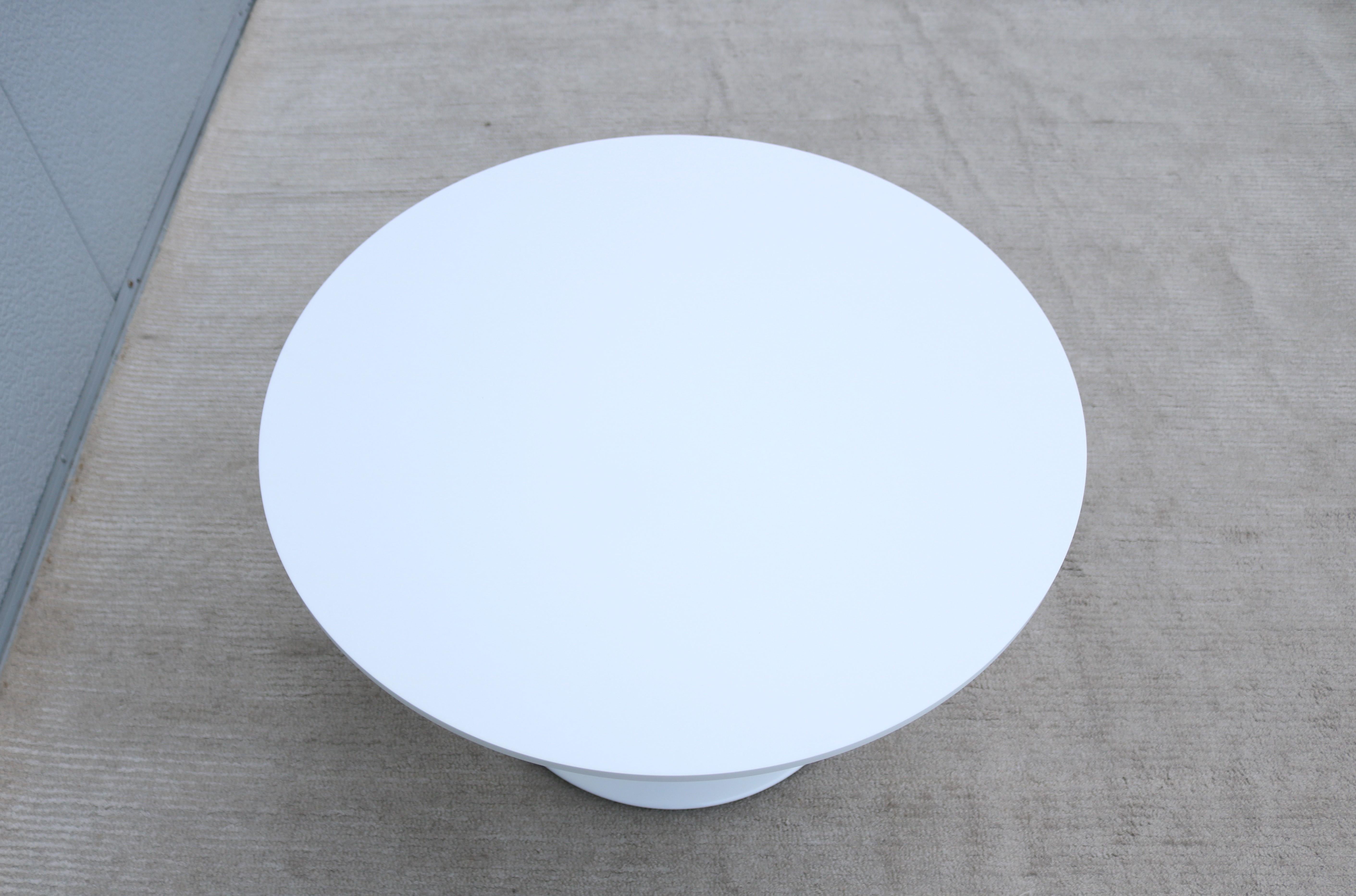 Tavolino Tulip in corian bianco rotondo stile metà secolo moderno Nineteen20 di OFS in vendita 7