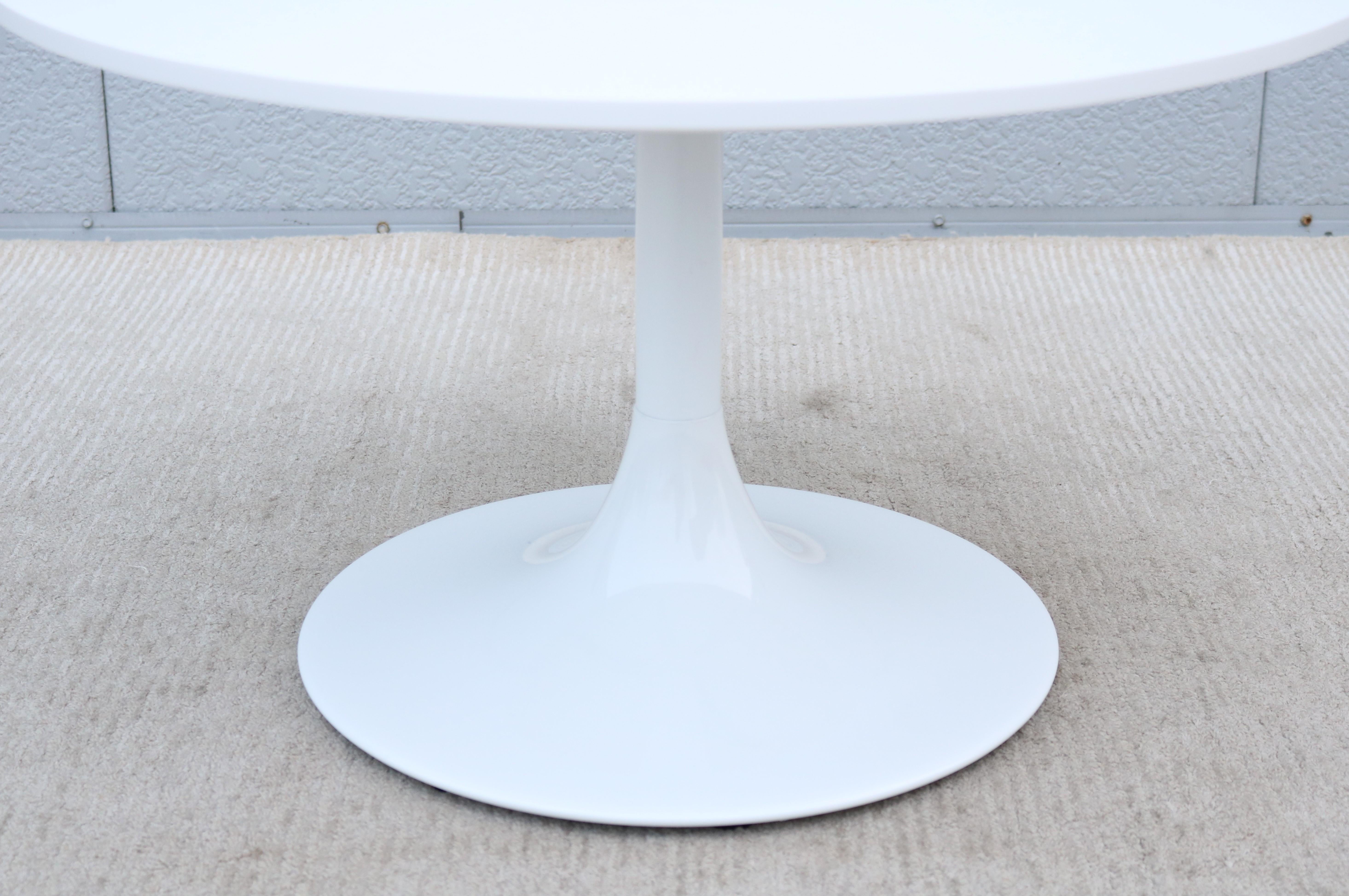 Tavolino Tulip in corian bianco rotondo stile metà secolo moderno Nineteen20 di OFS in vendita 8