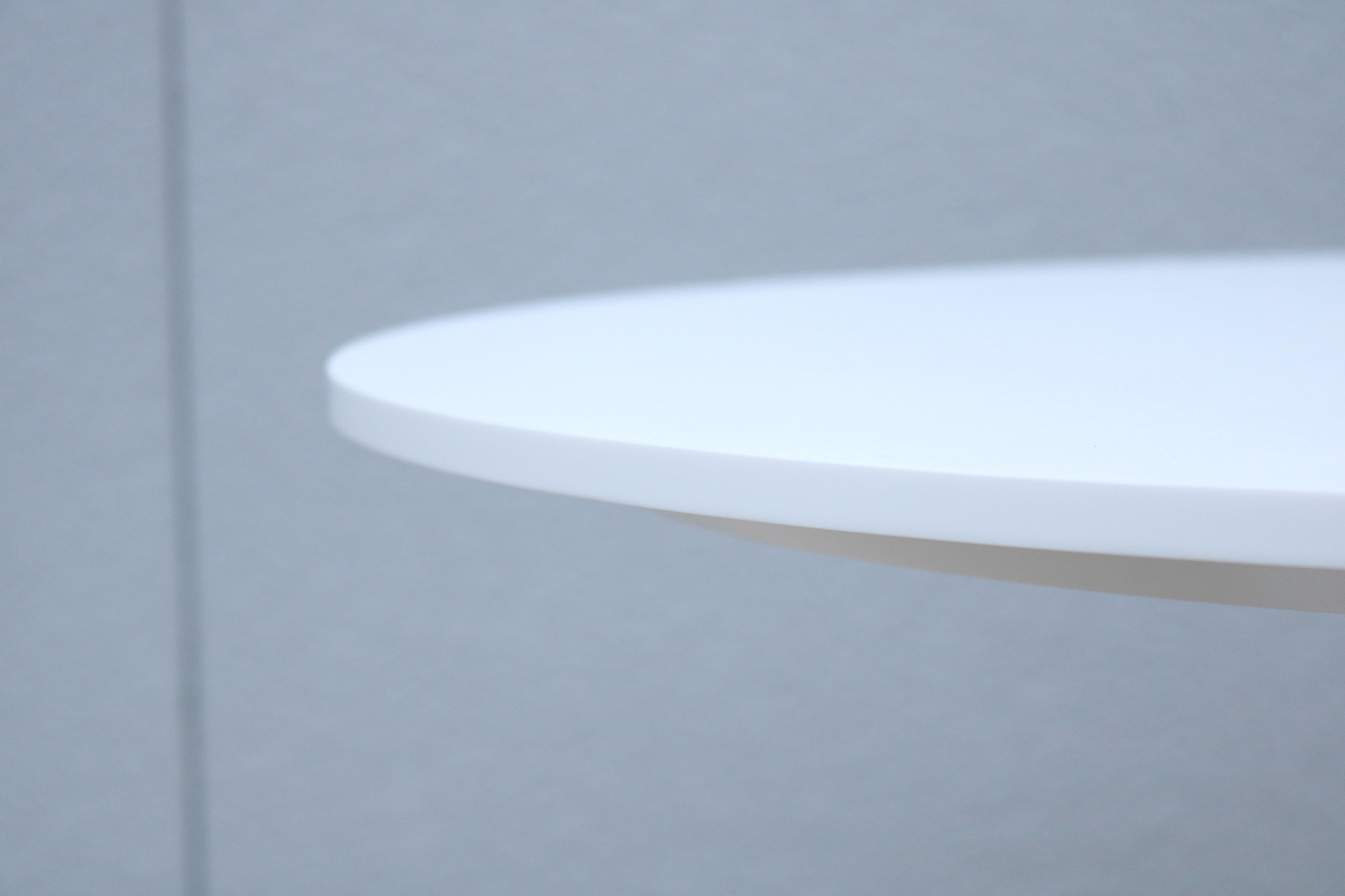 Tavolino Tulip in corian bianco rotondo stile metà secolo moderno Nineteen20 di OFS in vendita 9
