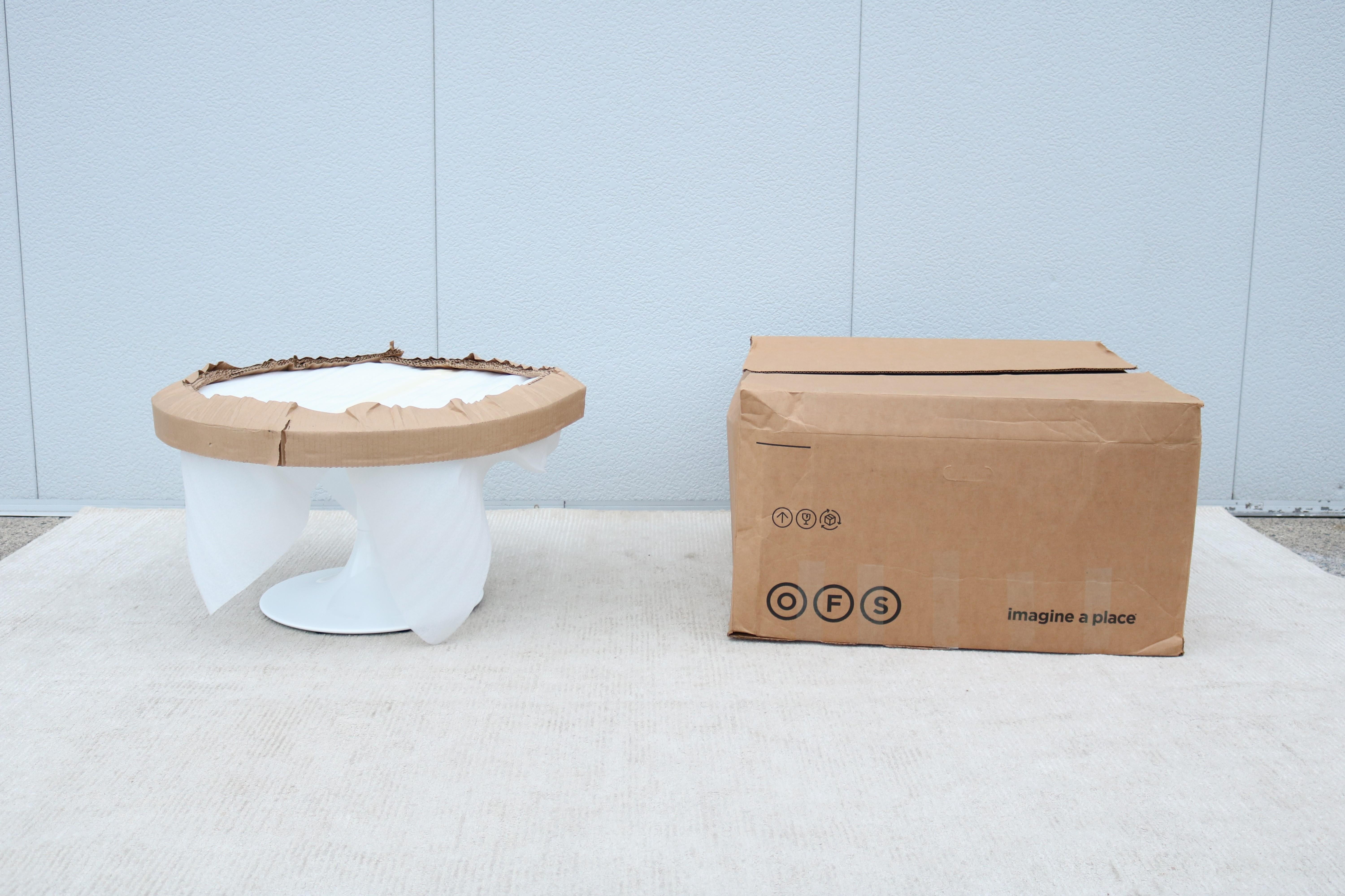 Tavolino Tulip in corian bianco rotondo stile metà secolo moderno Nineteen20 di OFS in vendita 11