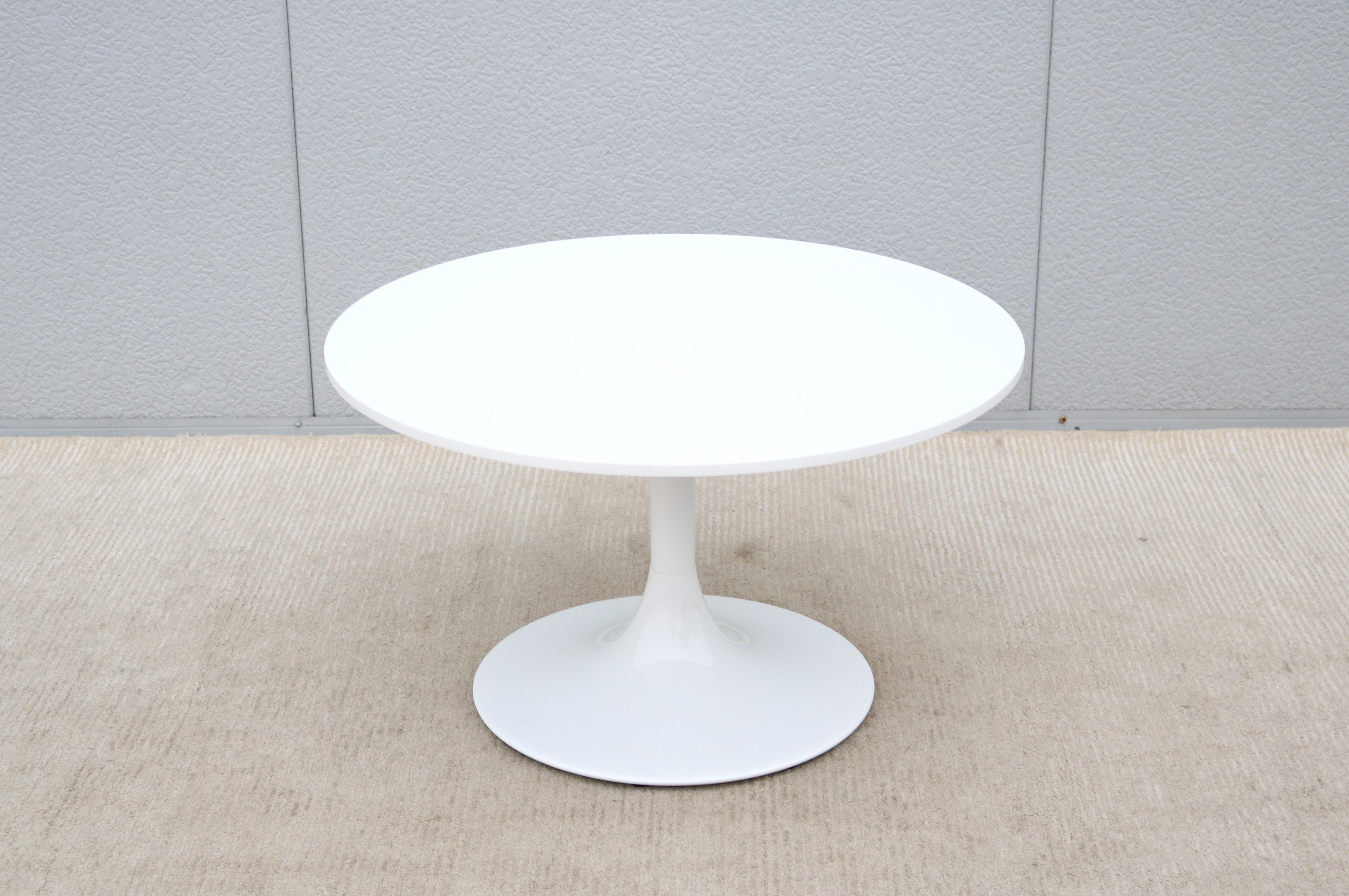 Il favoloso tavolino da caffè Nineteen20 in stile mid-century modern presenta un piano in Corian bianco con una base a tulipano bianca nello stile di Eero Saarinen.
Si tratta di un design classico semplice ed elegante che si inserisce perfettamente