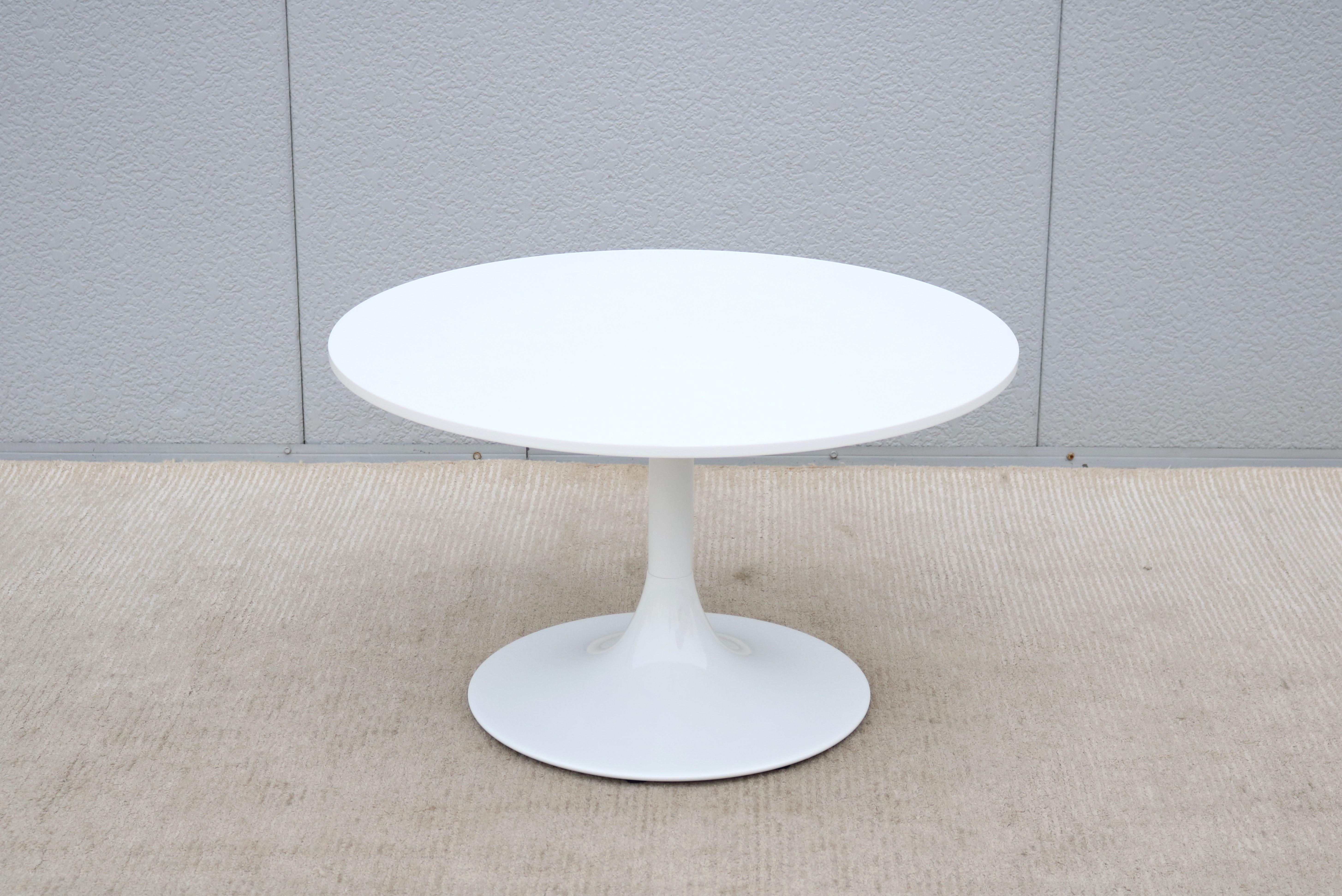 Mid-Century moderno Tavolino Tulip in corian bianco rotondo stile metà secolo moderno Nineteen20 di OFS in vendita