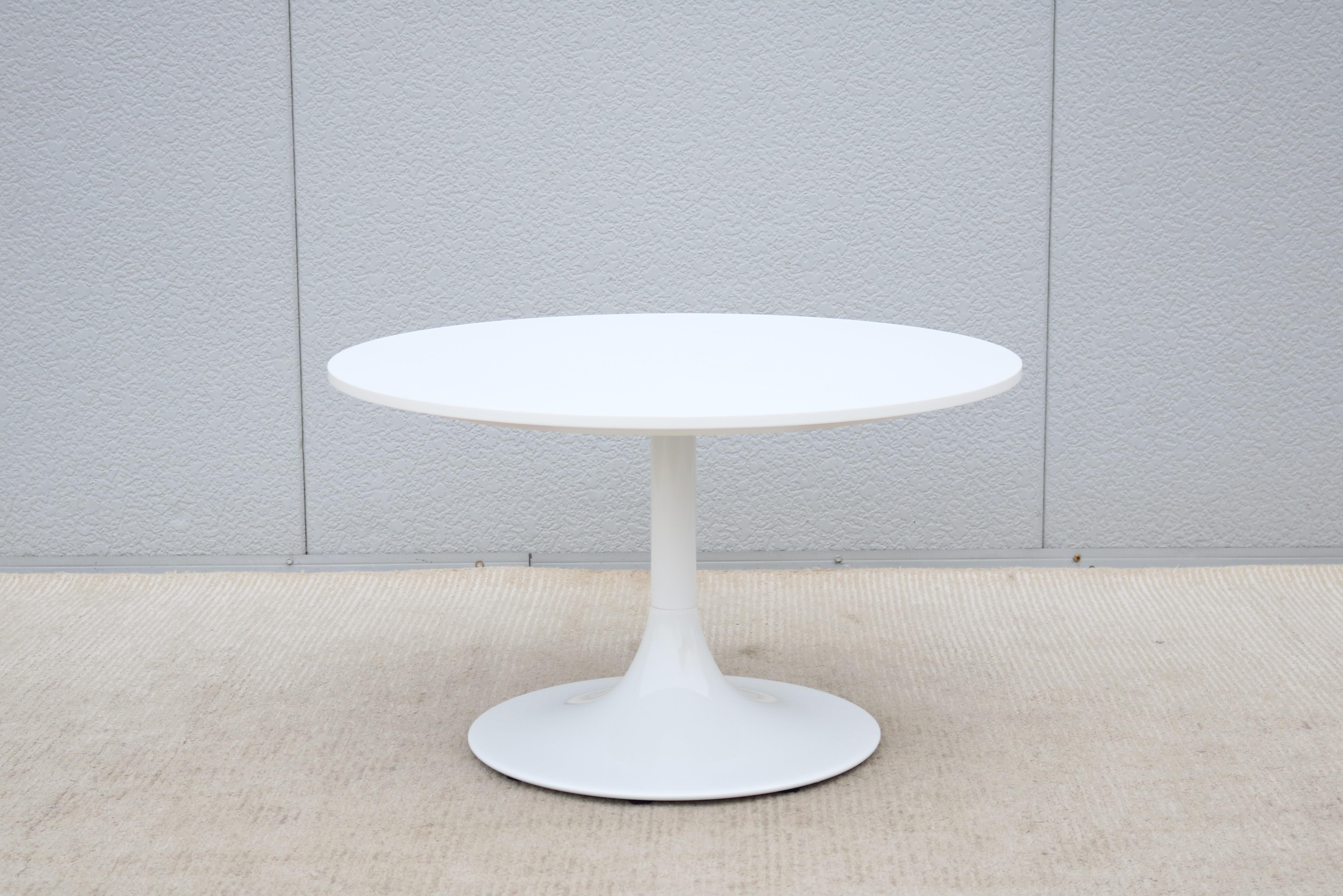 Americano Tavolino Tulip in corian bianco rotondo stile metà secolo moderno Nineteen20 di OFS in vendita