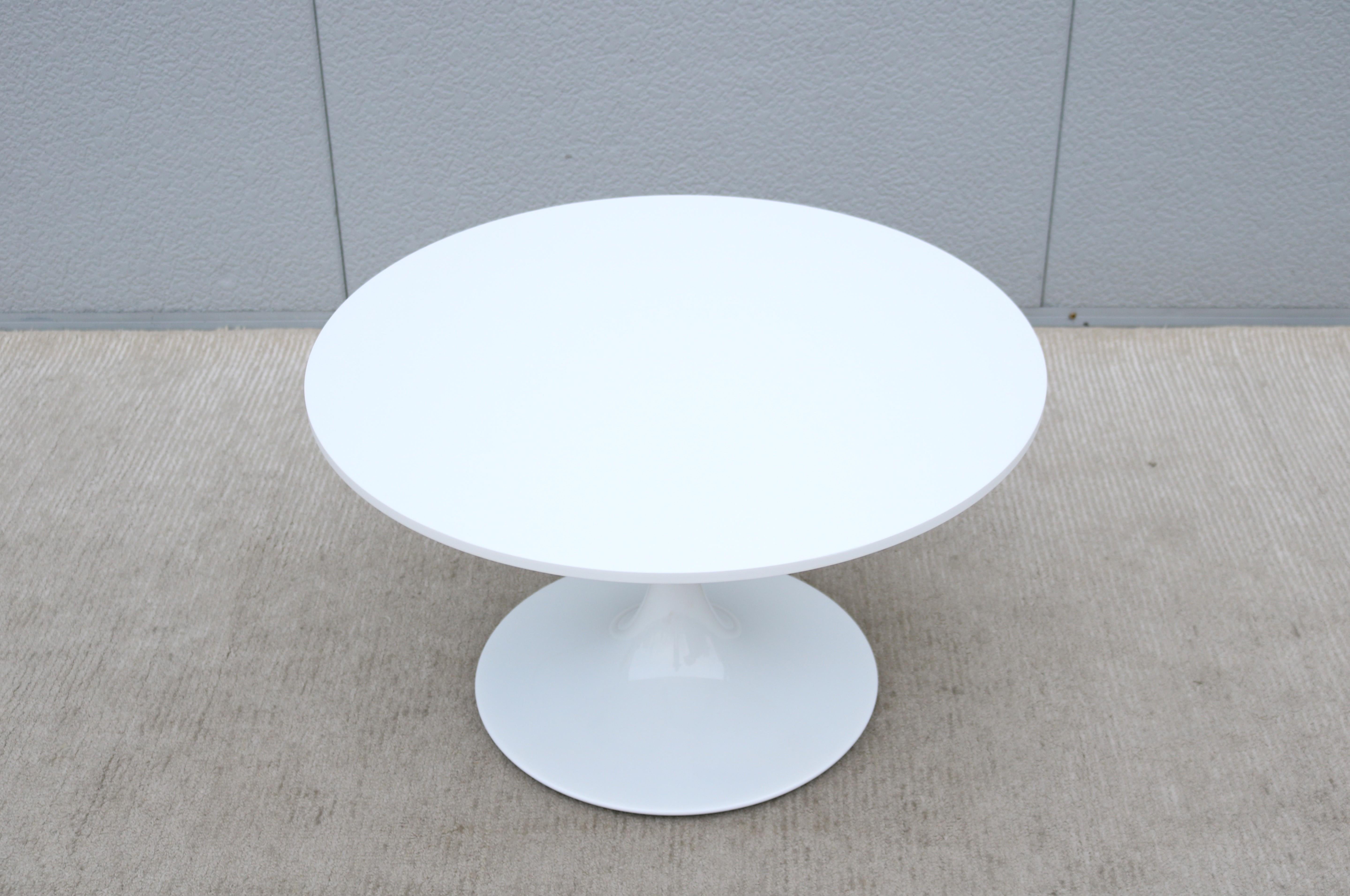 Verniciatura a polvere Tavolino Tulip in corian bianco rotondo stile metà secolo moderno Nineteen20 di OFS in vendita