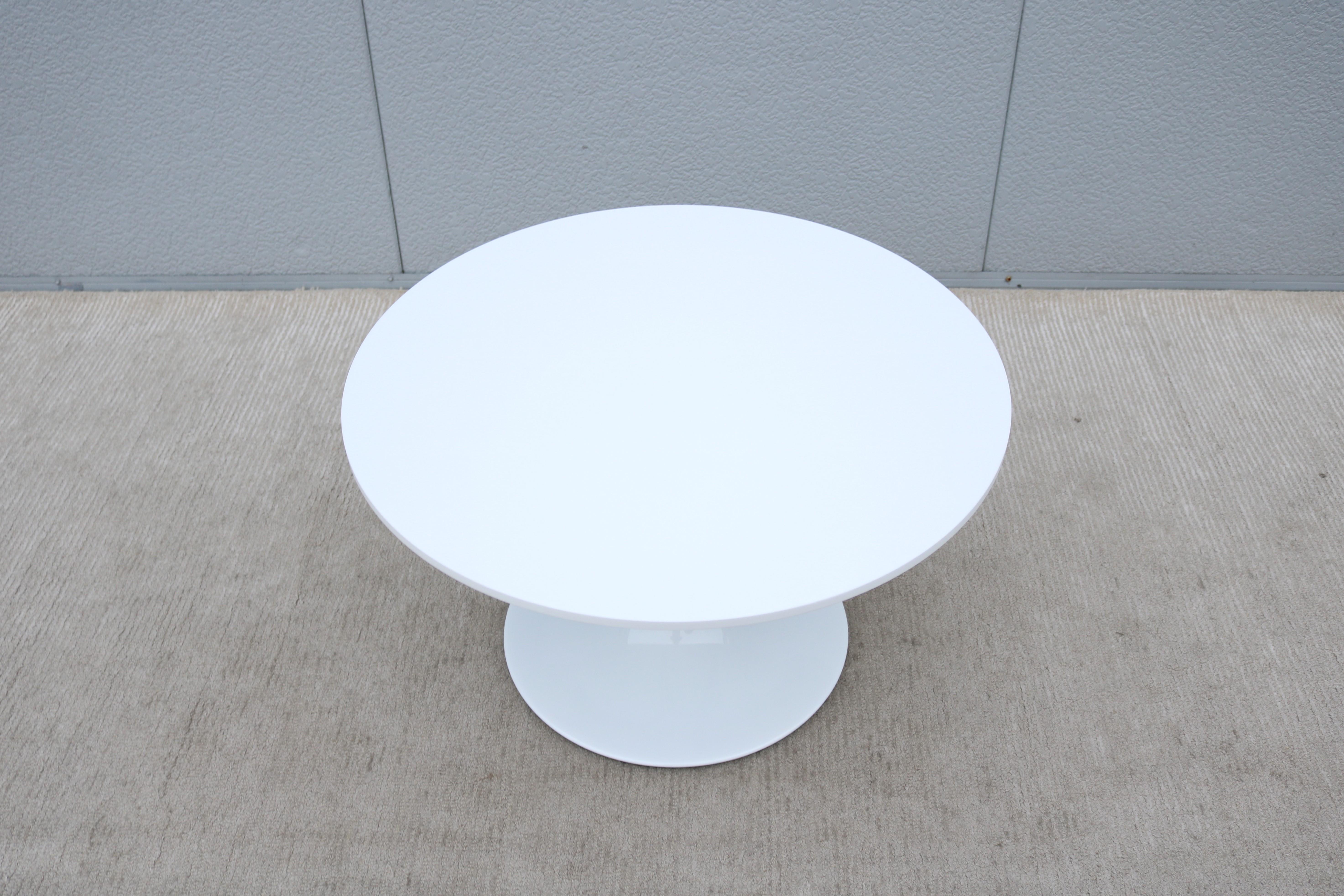 Tavolino Tulip in corian bianco rotondo stile metà secolo moderno Nineteen20 di OFS In condizioni Nuovo in vendita a Secaucus, NJ