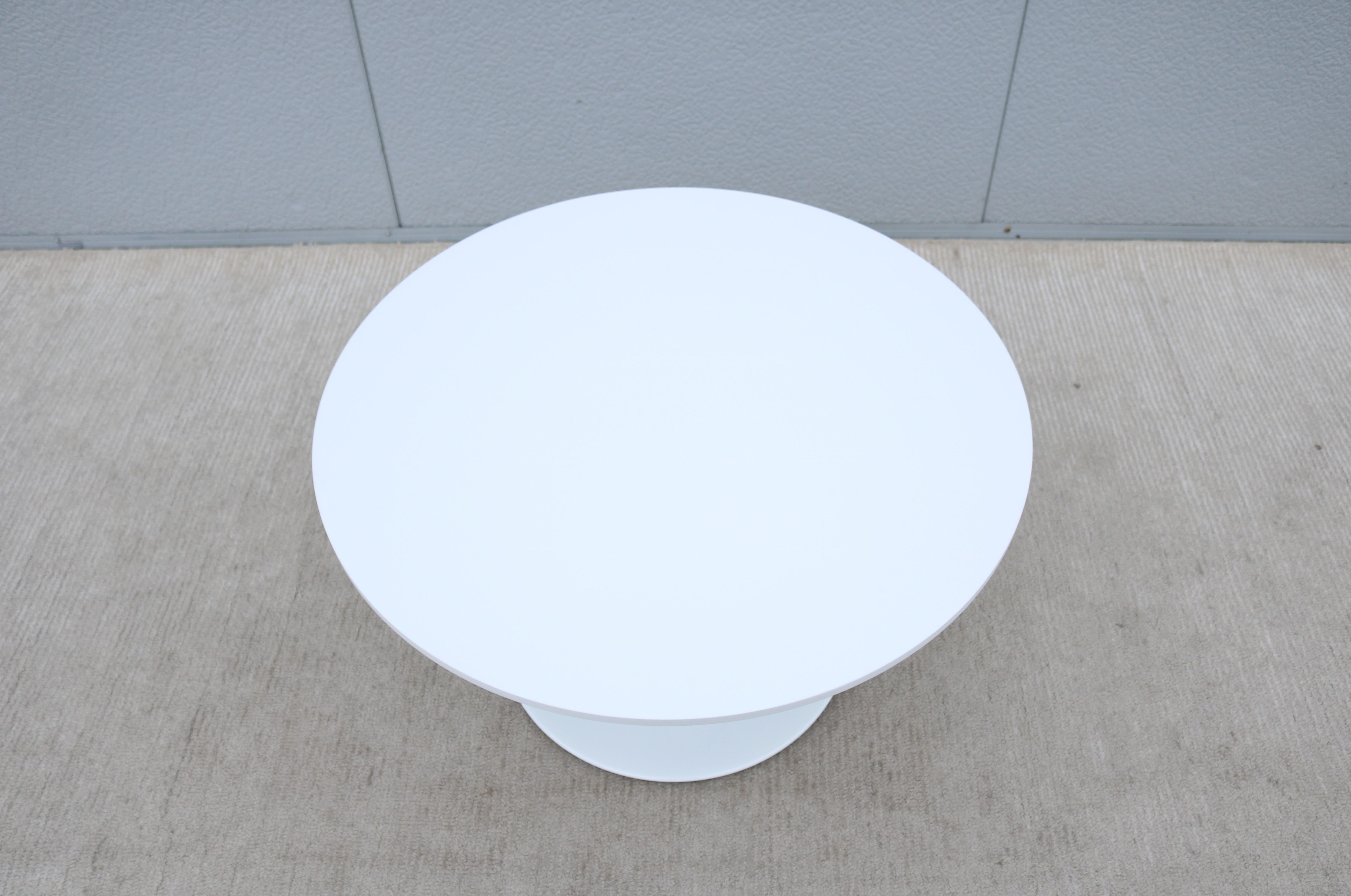XXI secolo e contemporaneo Tavolino Tulip in corian bianco rotondo stile metà secolo moderno Nineteen20 di OFS in vendita
