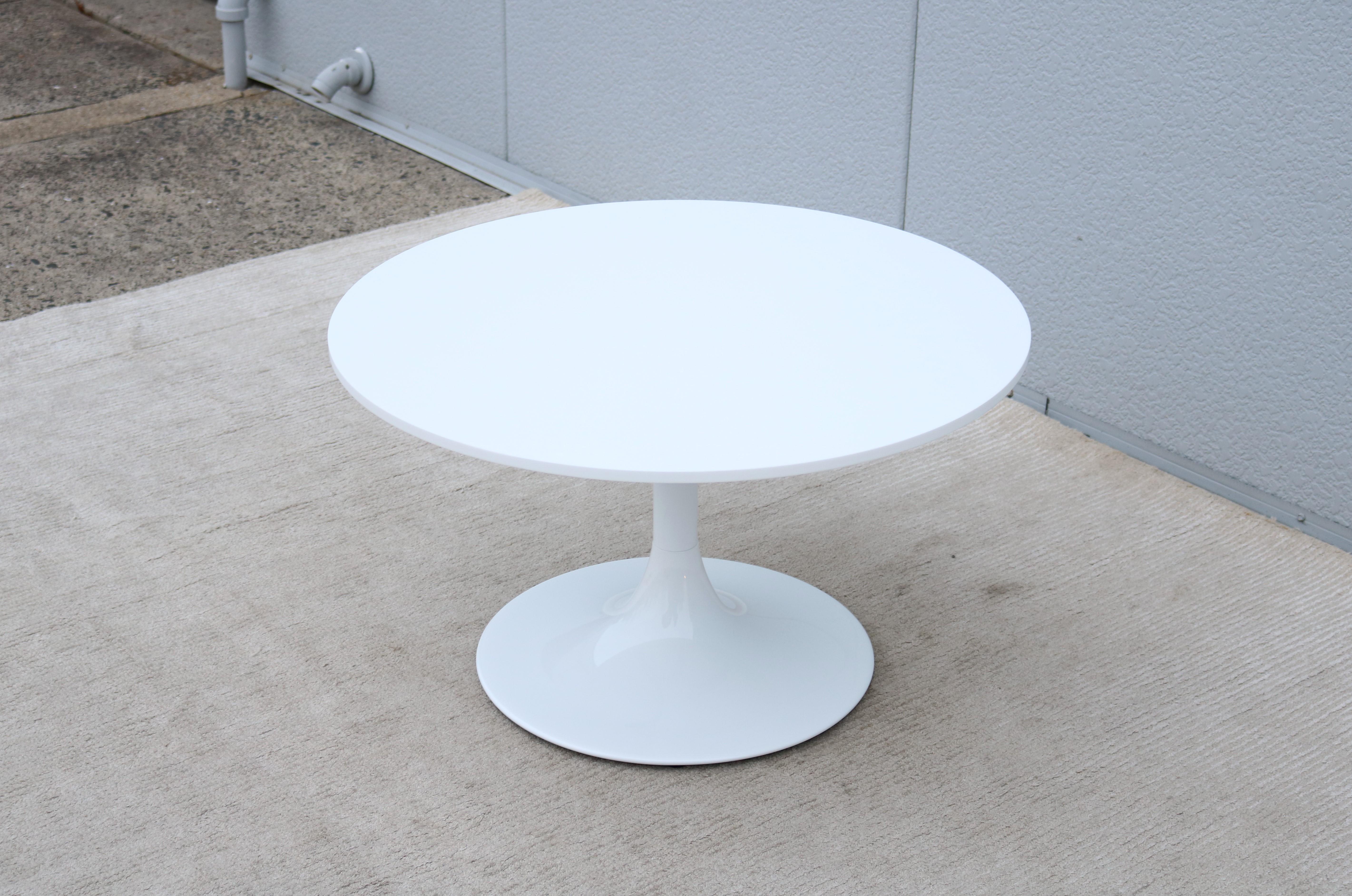 Corian Tavolino Tulip in corian bianco rotondo stile metà secolo moderno Nineteen20 di OFS in vendita