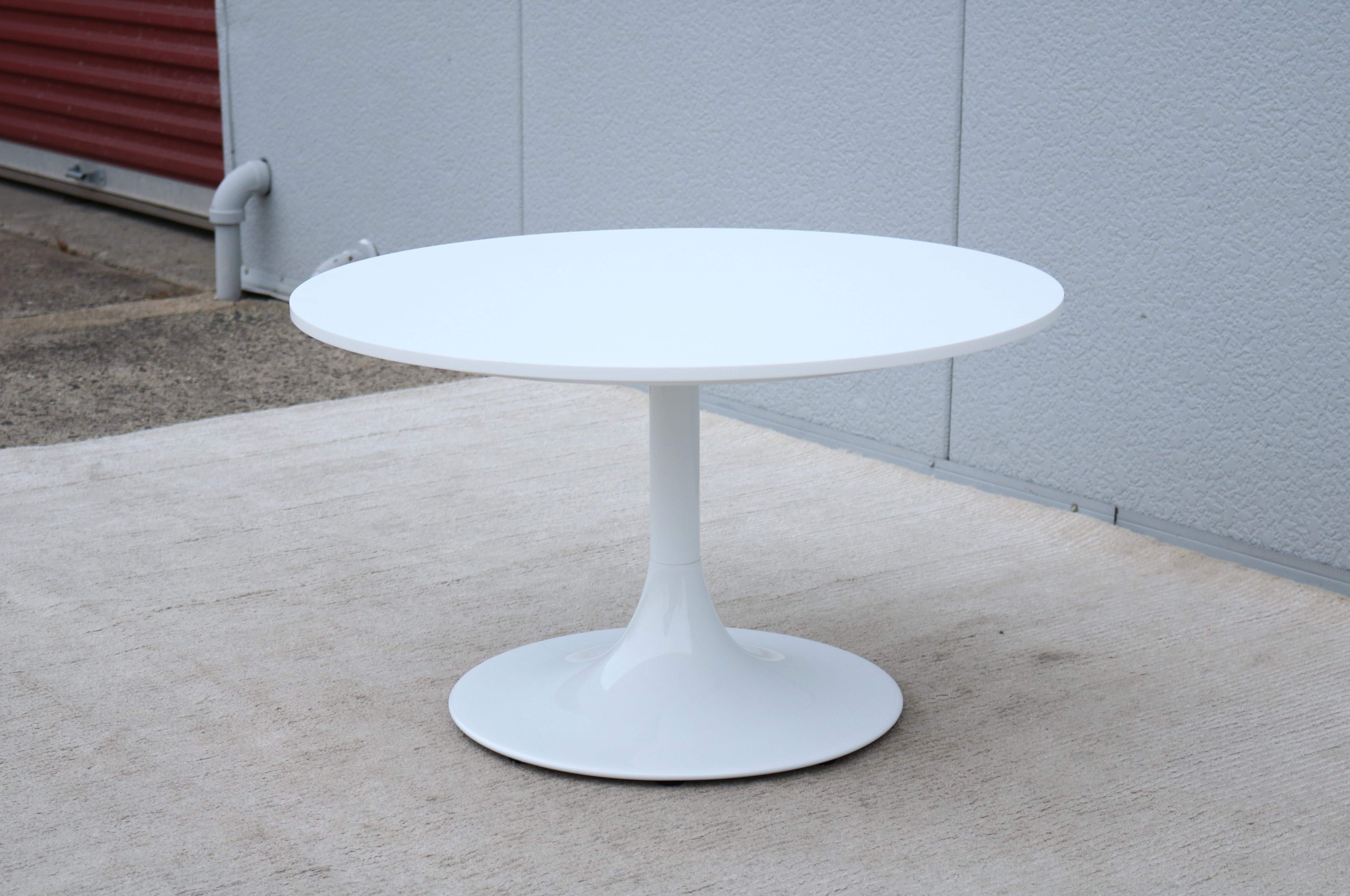 Tavolino Tulip in corian bianco rotondo stile metà secolo moderno Nineteen20 di OFS in vendita 1