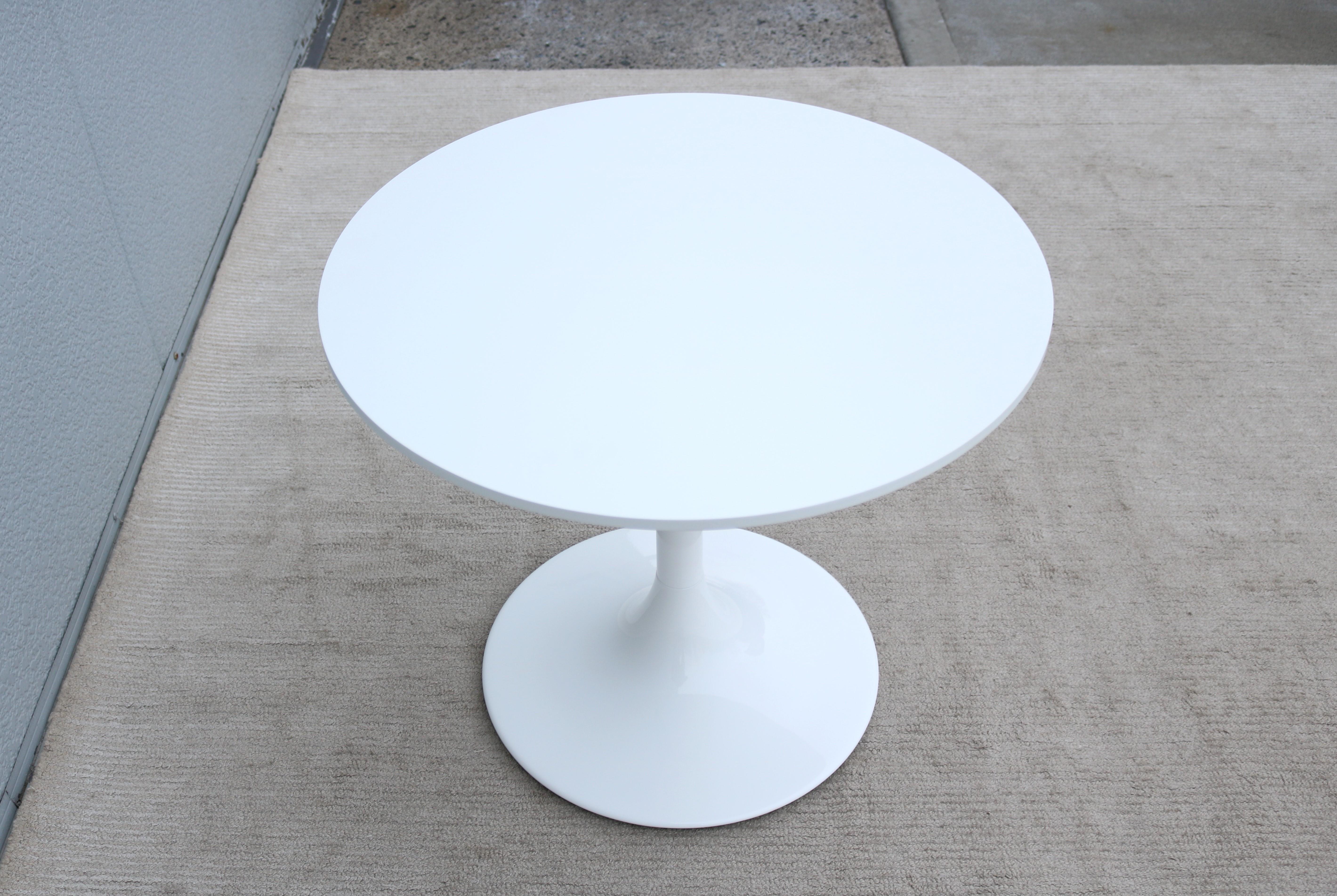 Mid-Century Modern Style Nineteen20 Round White Tulip Side Tables by OFS, a Pair For Sale 8