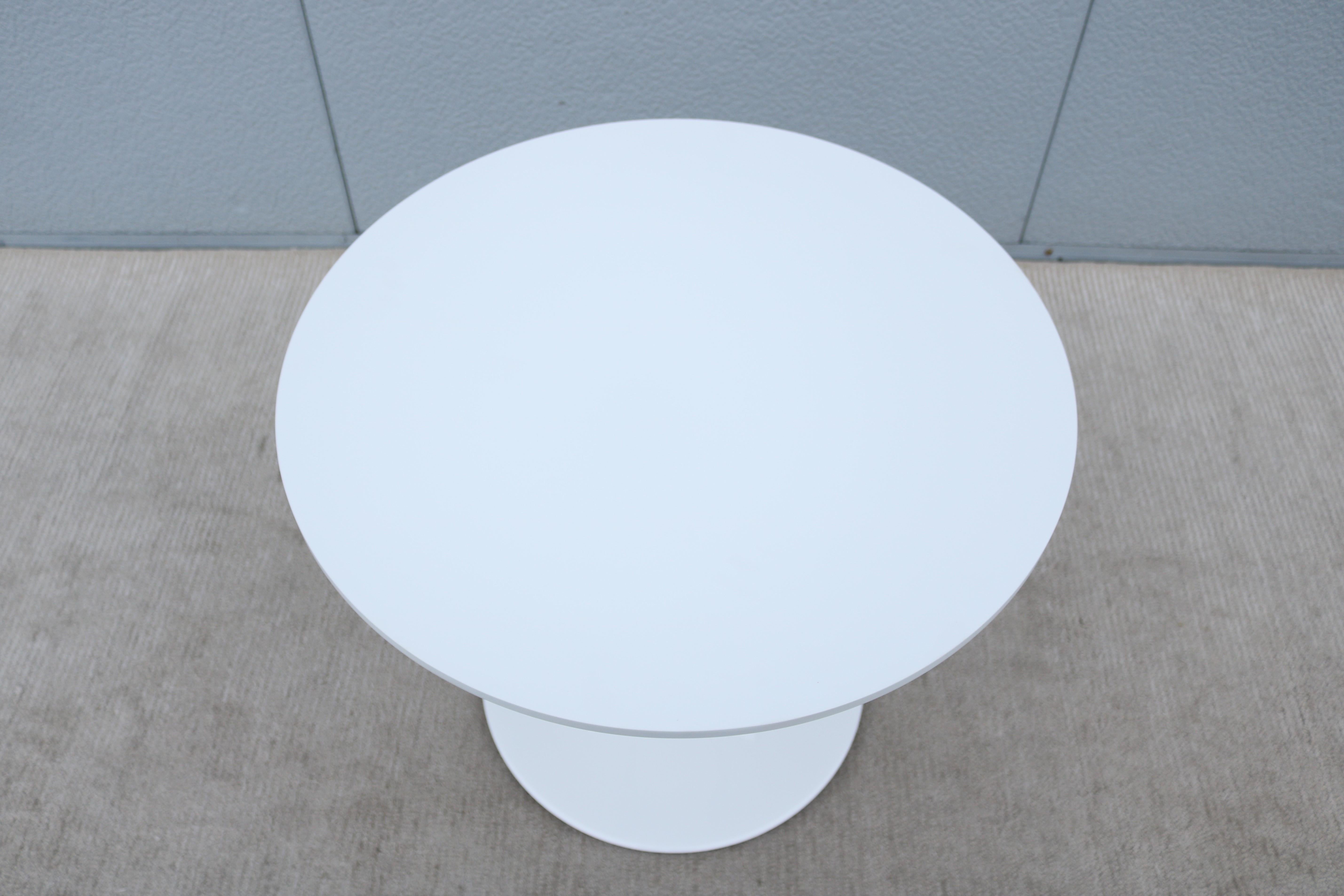 Mid-Century Modern Style Nineteen20 Round White Tulip Side Tables by OFS, a Pair For Sale 9