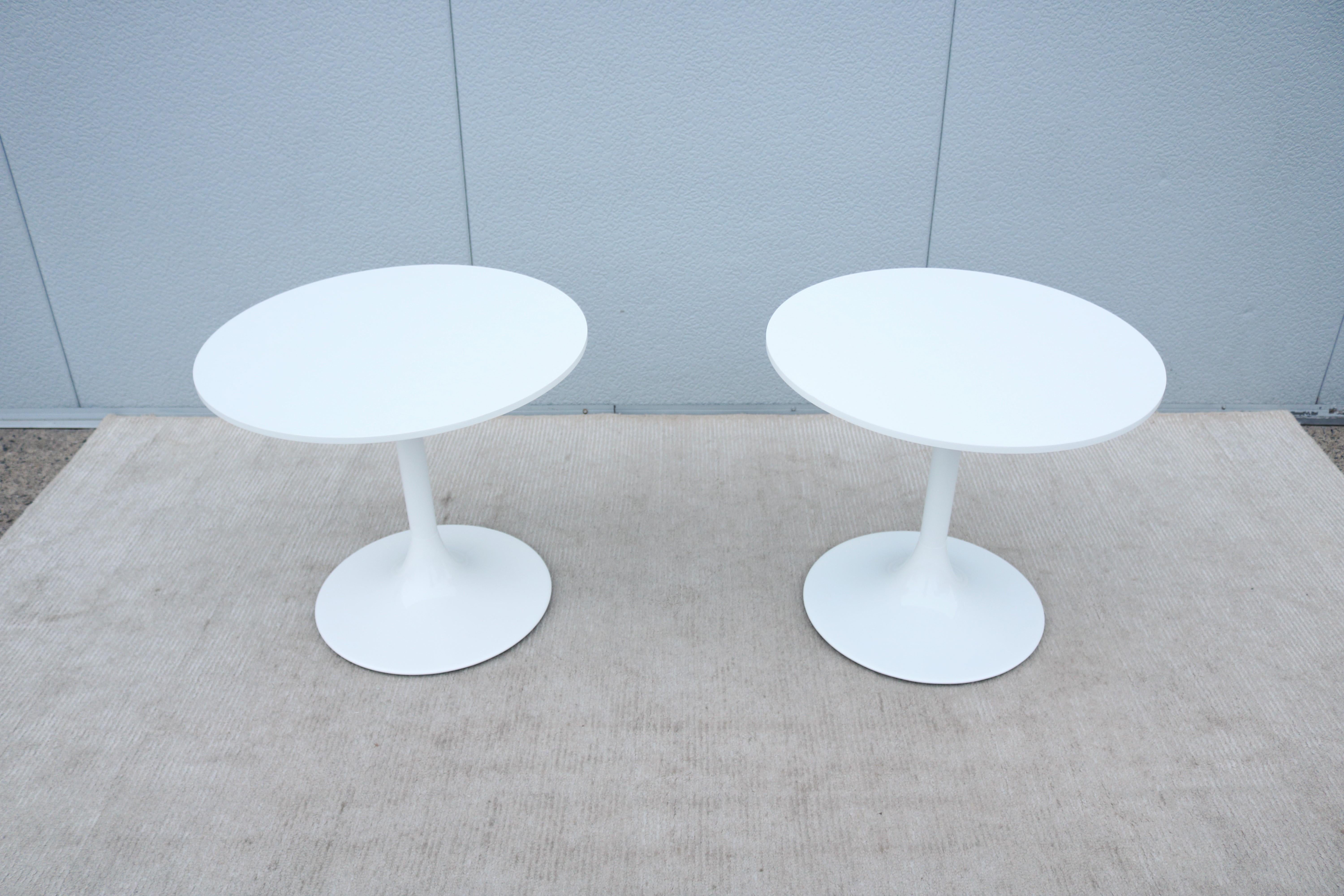Fabulous mid-century modern style pair of Nineteen20 side tables features a white Corian top with a white tulip pedestal base in the style of Eero Saarinen.
It is a simple and elegant classic design that fits seamlessly into any environment and