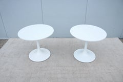 Paire de tables d'appoint rondes en forme de tulipe blanche, style The Modernity, datant des années 1920, par OFS