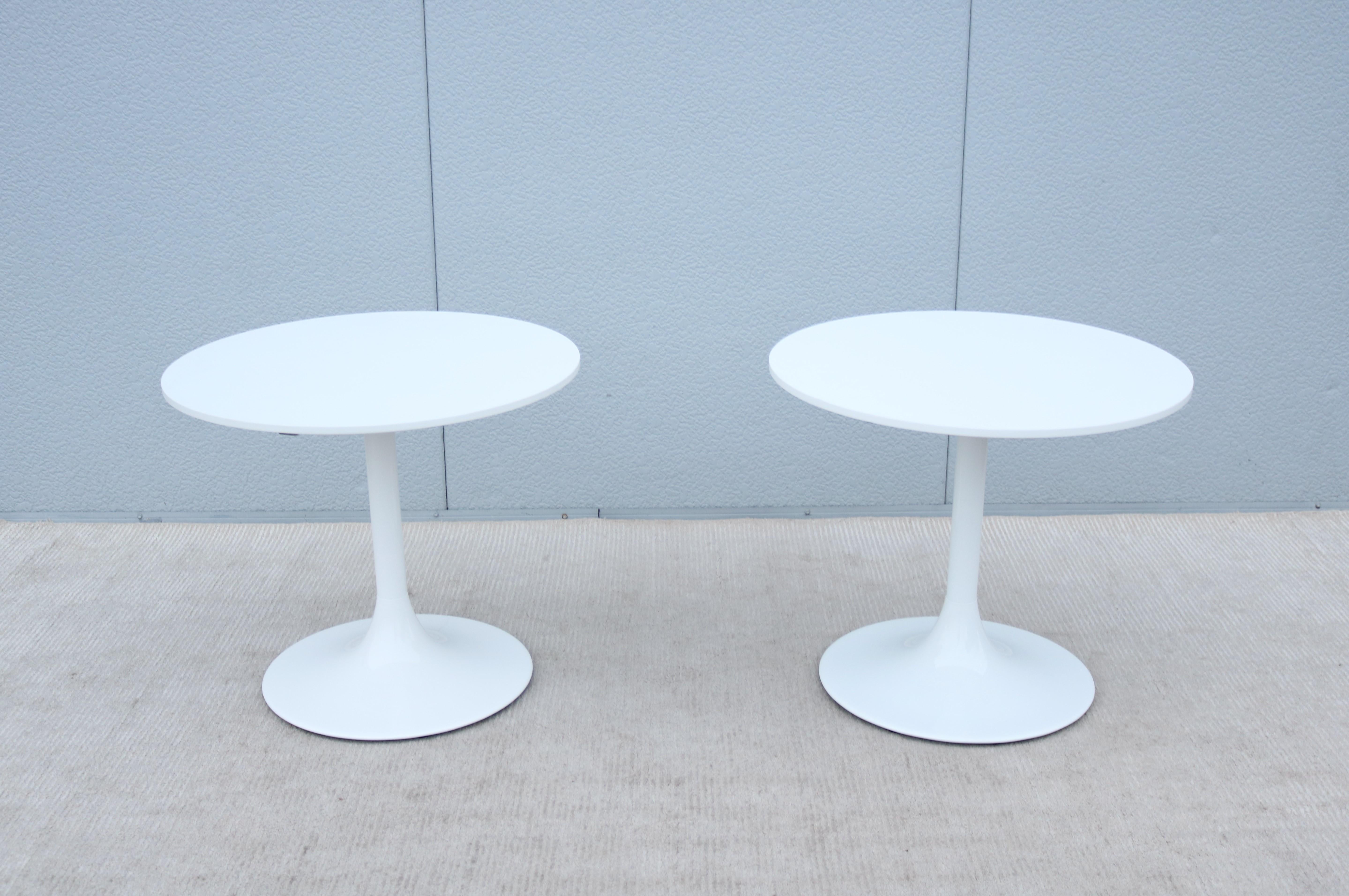 American Mid-Century Modern Style Nineteen20 Round White Tulip Side Tables by OFS, a Pair For Sale