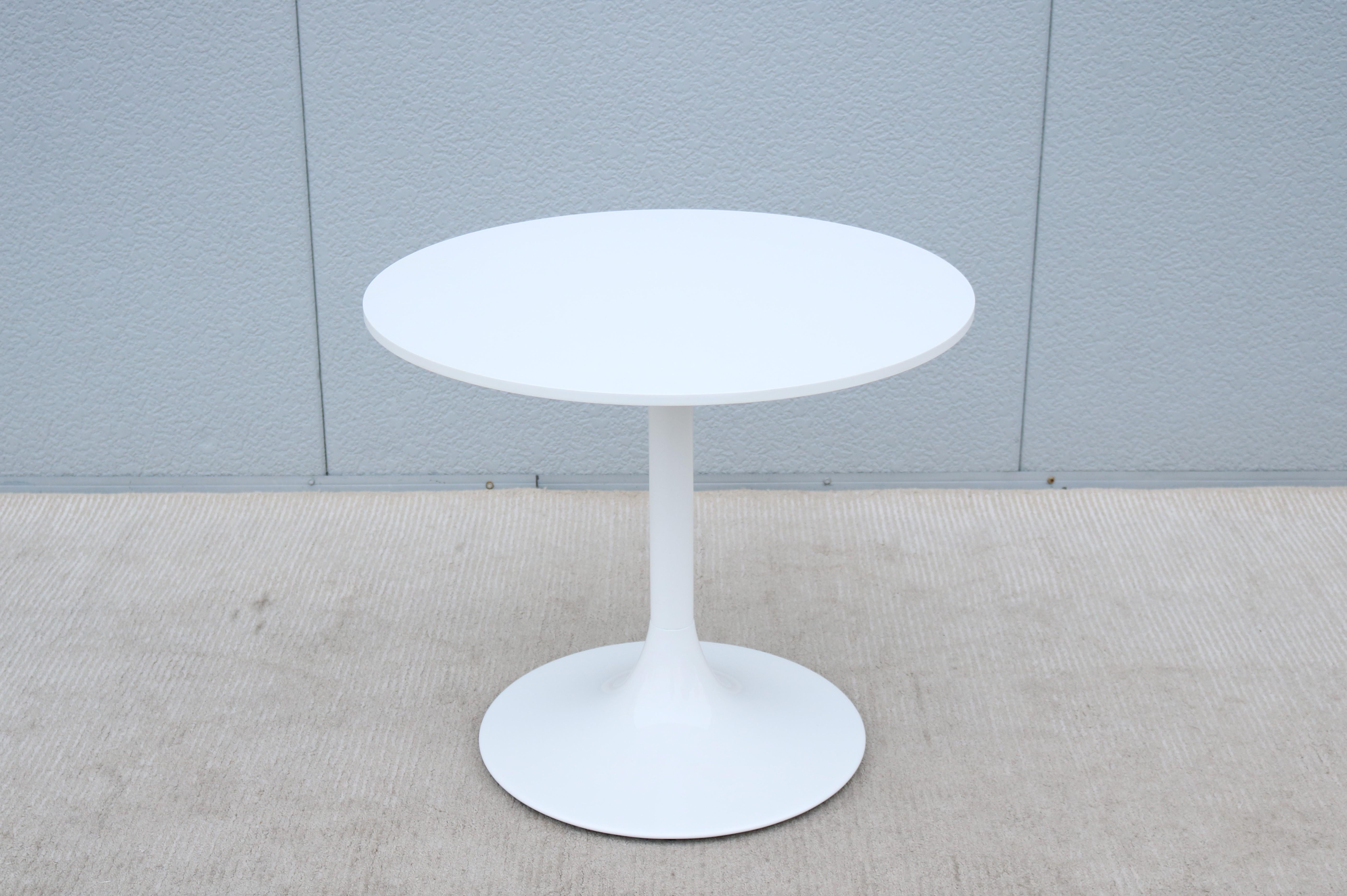 Powder-Coated Mid-Century Modern Style Nineteen20 Round White Tulip Side Tables by OFS, a Pair For Sale