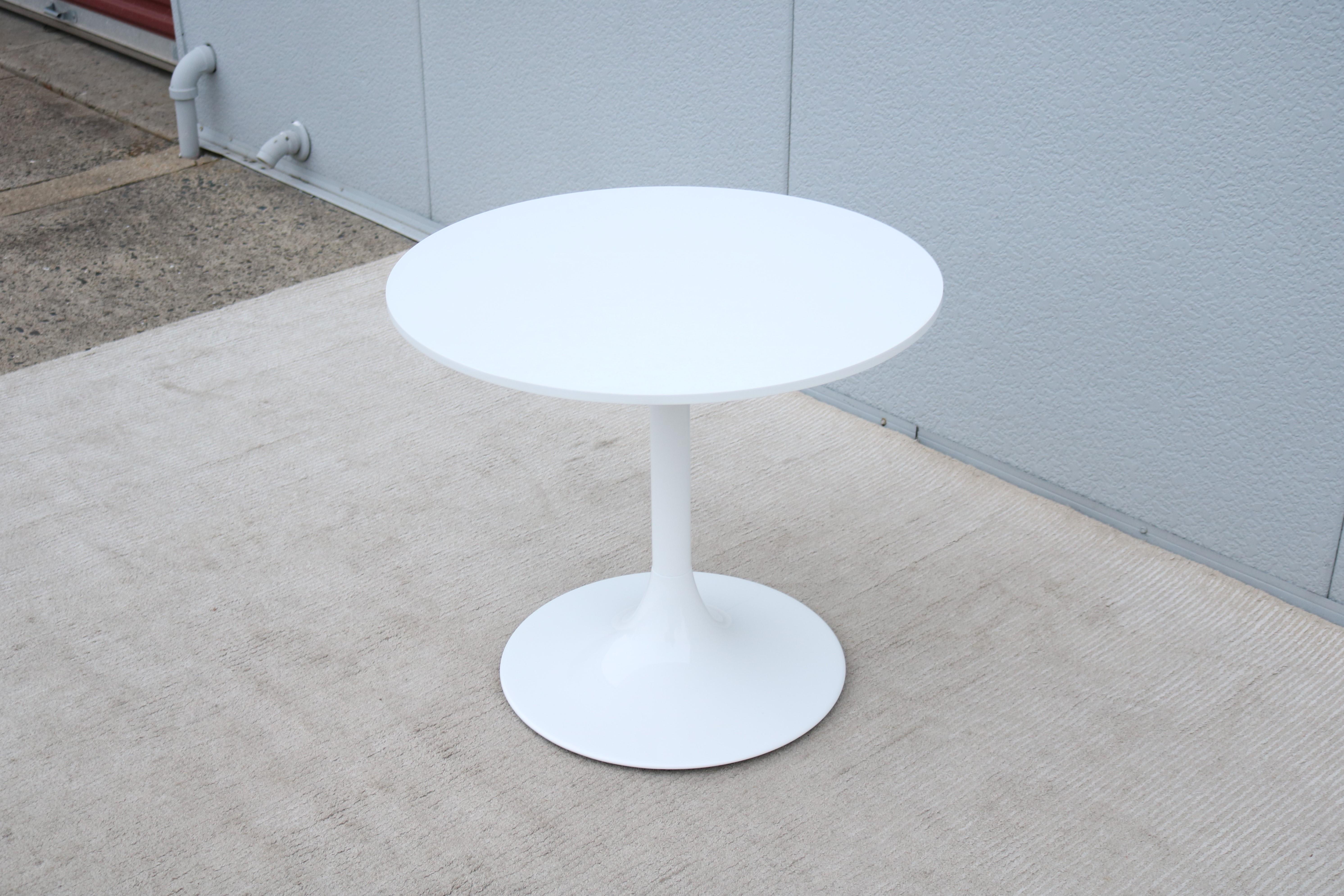 Contemporary Mid-Century Modern Style Nineteen20 Round White Tulip Side Tables by OFS, a Pair For Sale