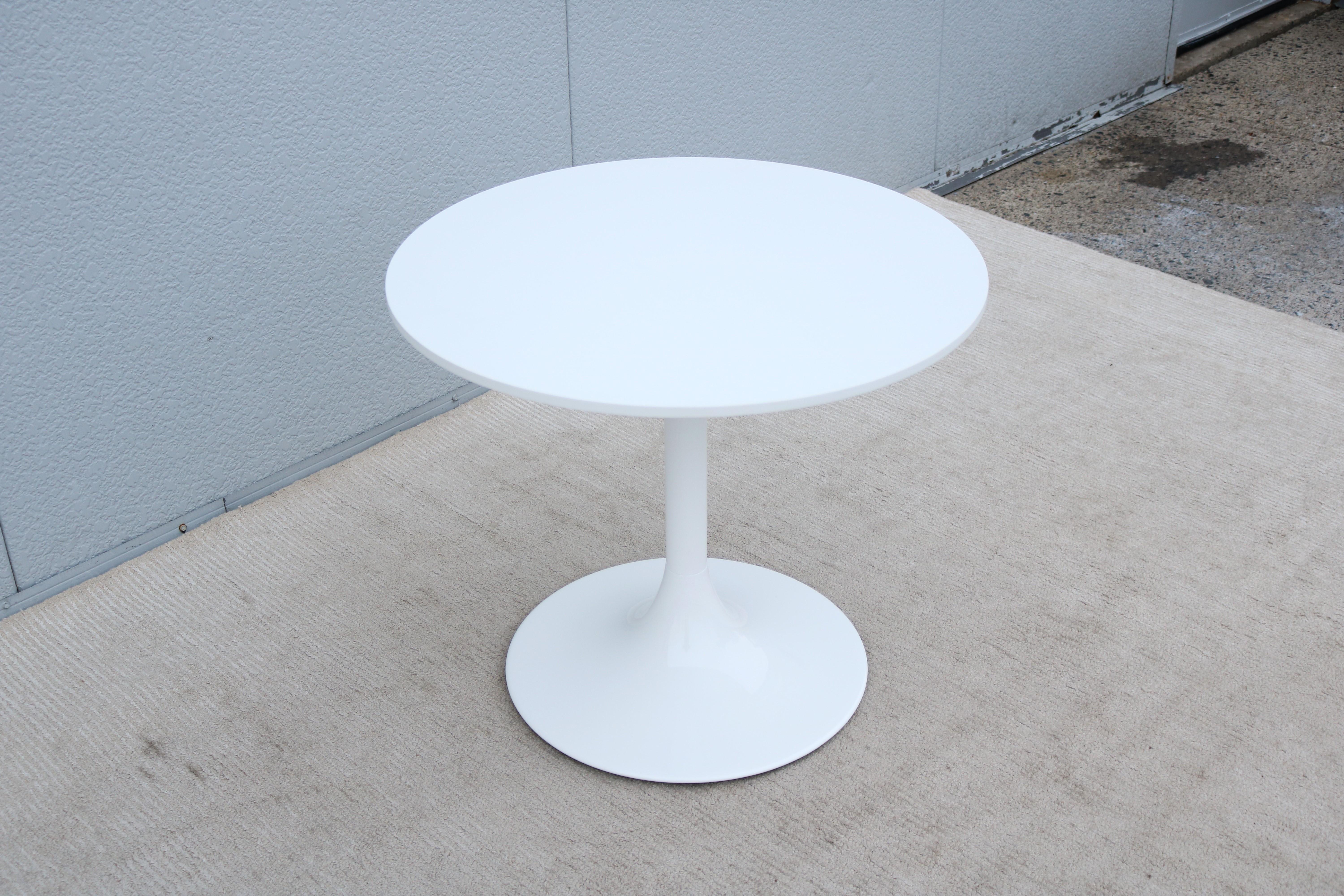 Corian Mid-Century Modern Style Nineteen20 Round White Tulip Side Tables by OFS, a Pair For Sale