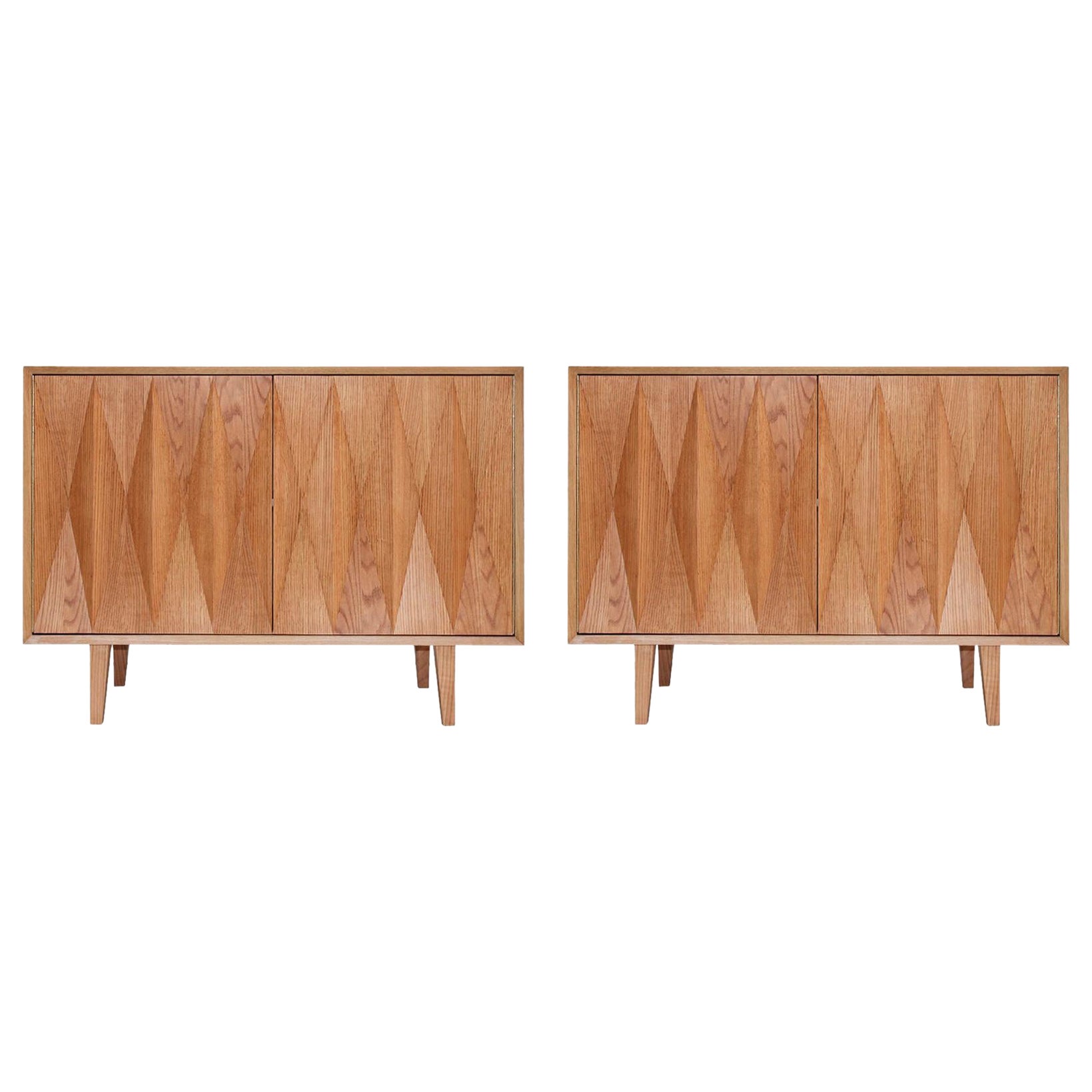 Coppia di credenze italiane in stile metà secolo moderno in legno di Oak di L.A. Studio in vendita
