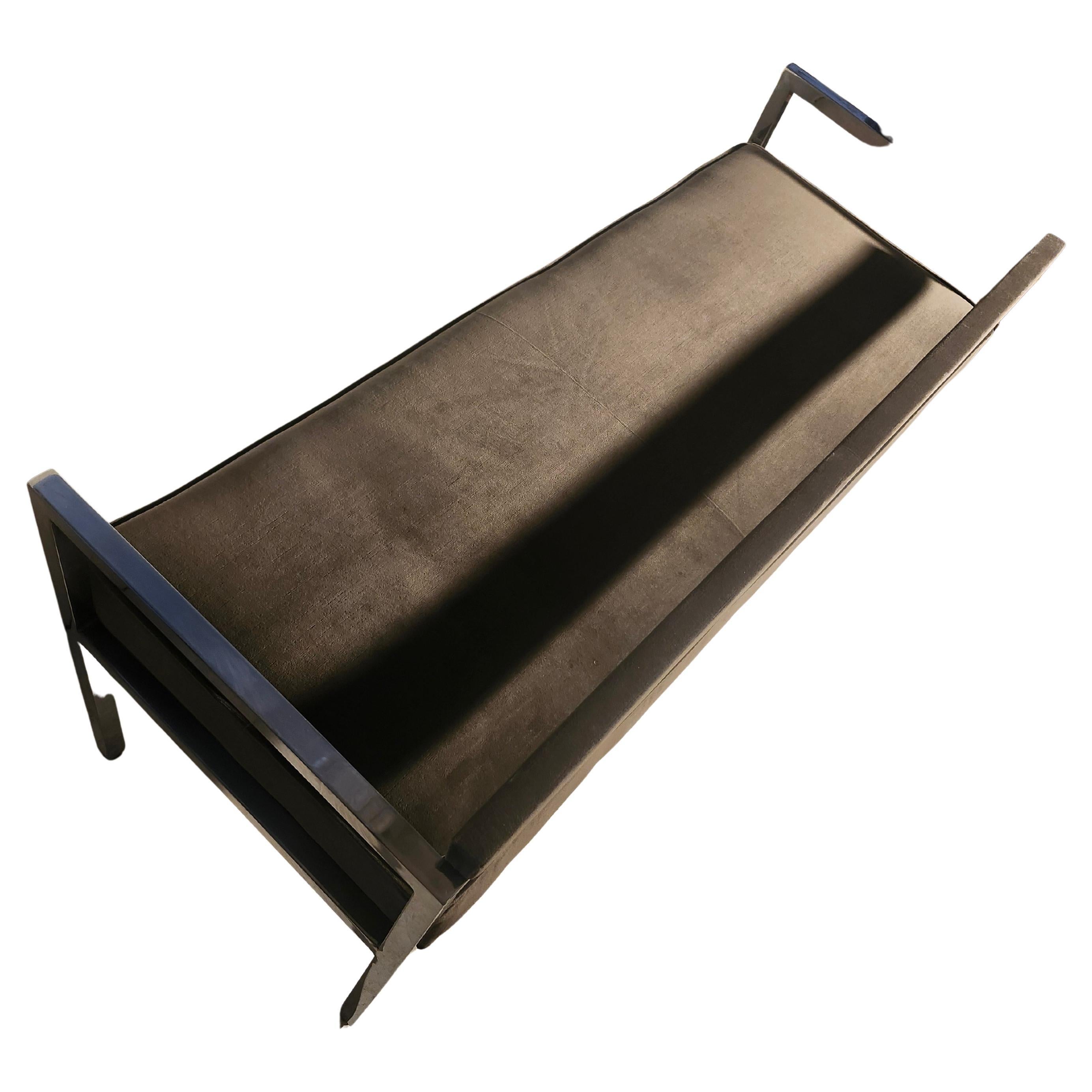 Banc très spécial et d'une forme rare avec un support de rail de style galerie qui est un tube carré incorporé dans le cadre. Chromes entièrement restaurés, polis à la perfection et recouverts d'un velours de coton gris/vert. 