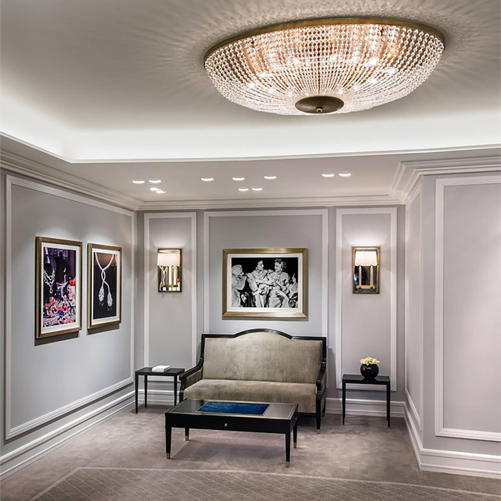 Grande lampadario con una brillante aura di lusso. Vengono utilizzate più di 6000 perle di cristallo tagliate a mano e infilate una ad una. Possono essere fornite altre dimensioni, anche in versione sospesa.

Tutti i componenti sono conformi alle