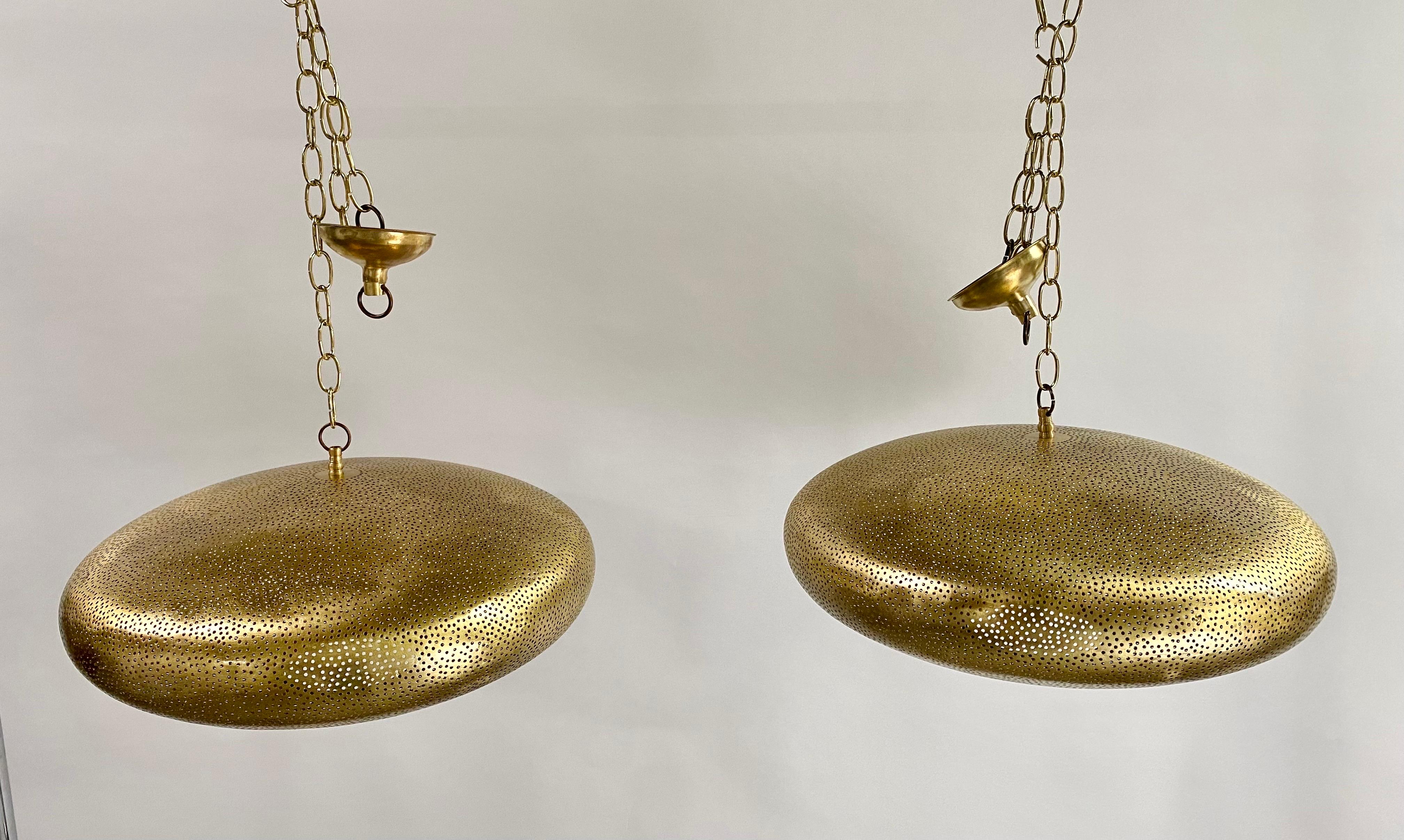 Mid-Century moderno Ciondolo o lanterna ovale in ottone a forma di astronave in stile metà secolo moderno, una coppia in vendita