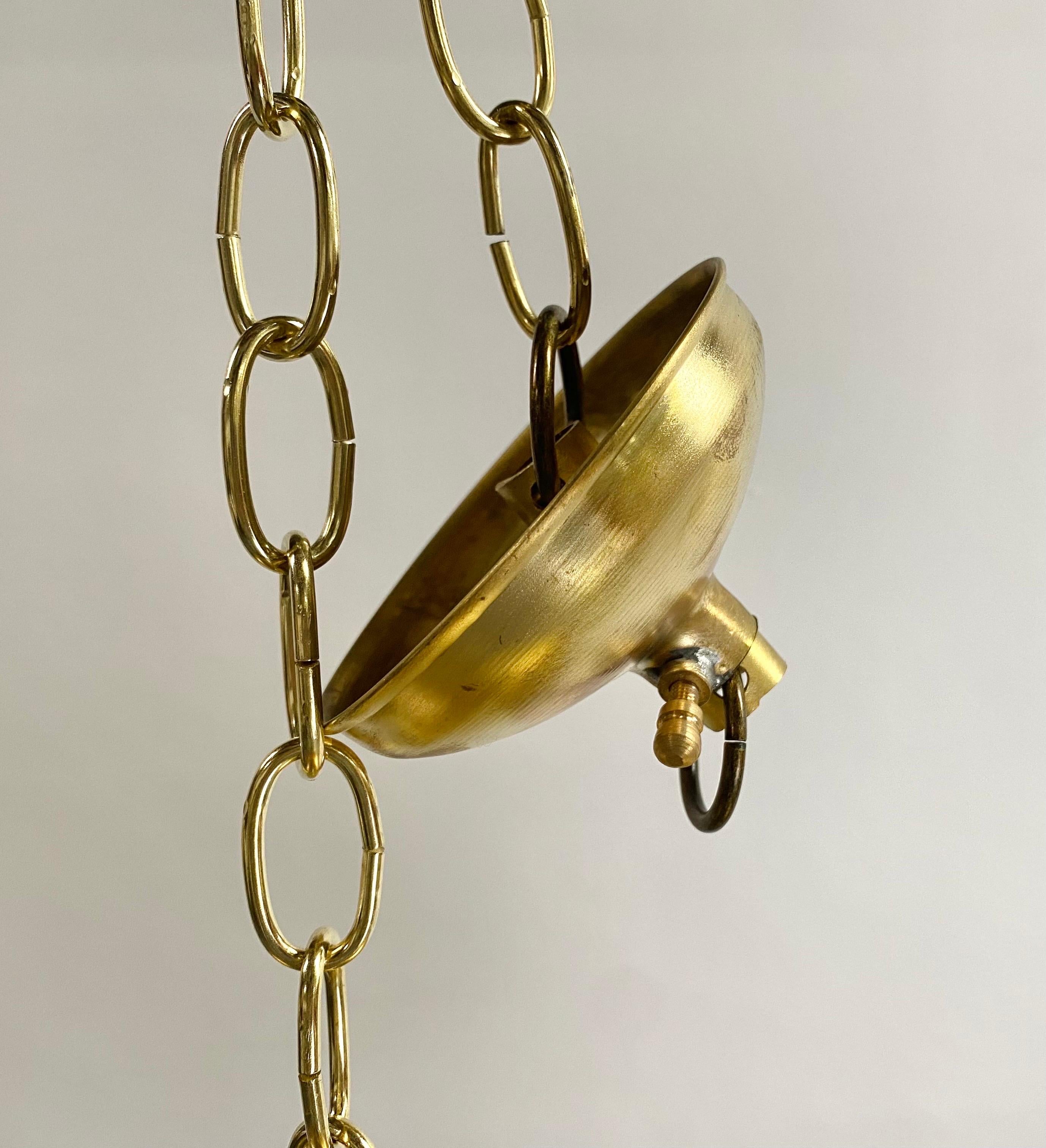 Pendentif ou lanterne ovale en laiton en forme de vaisseau spatial de style moderne du milieu du siècle dernier en vente 6