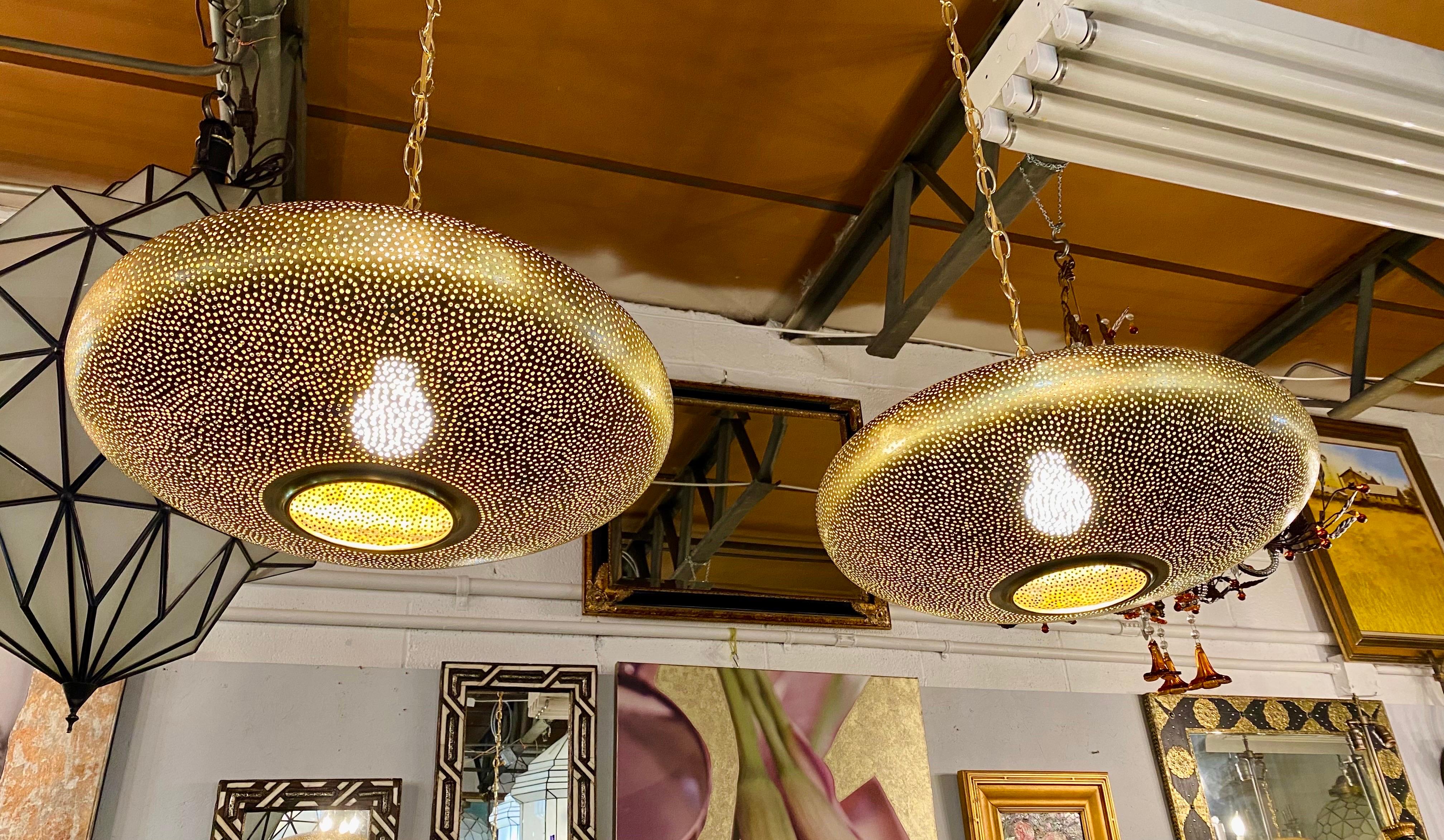 Pendentif ou lanterne ovale en laiton en forme de vaisseau spatial de style moderne du milieu du siècle dernier en vente 7