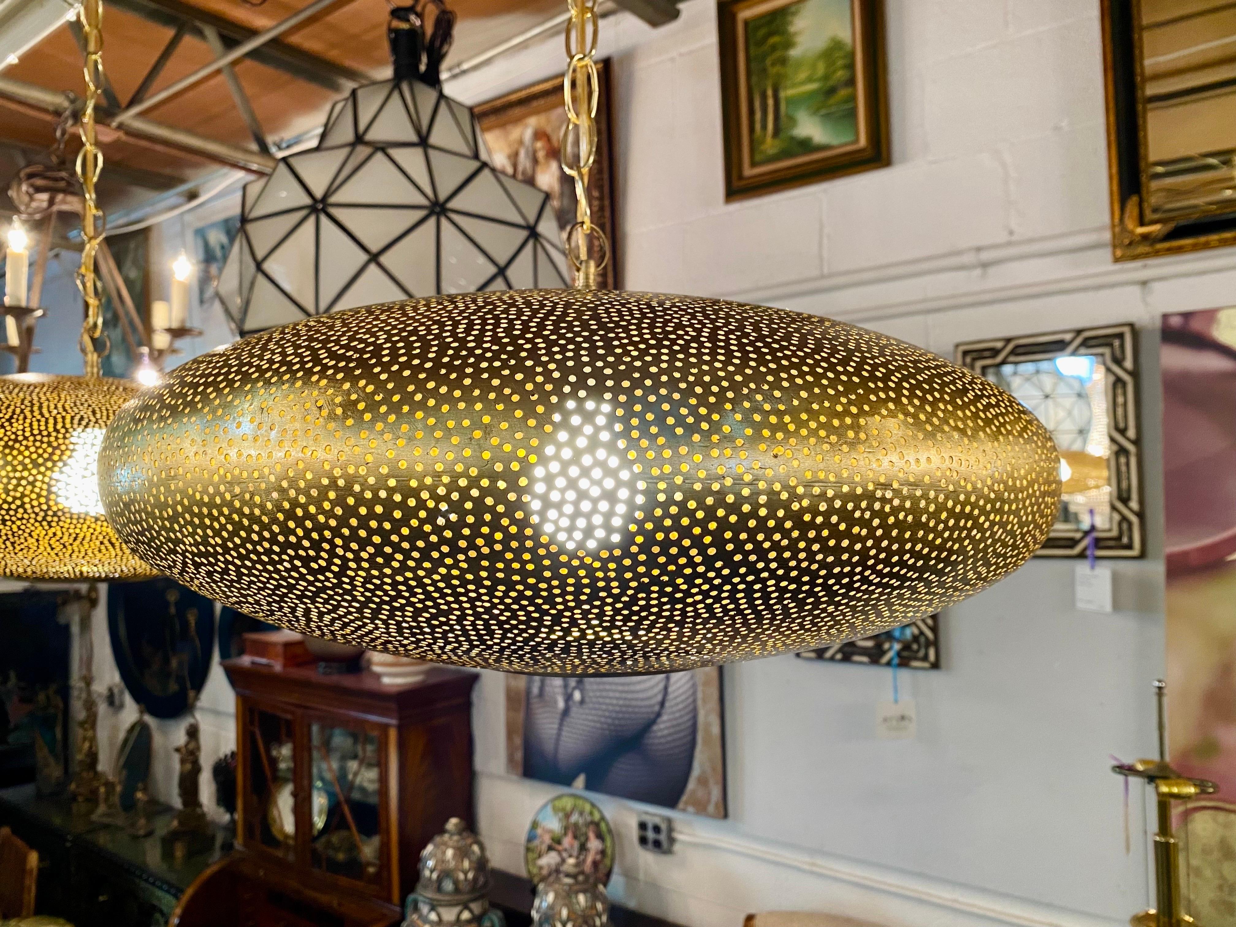 Pendentif ou lanterne ovale en laiton en forme de vaisseau spatial de style moderne du milieu du siècle dernier en vente 8