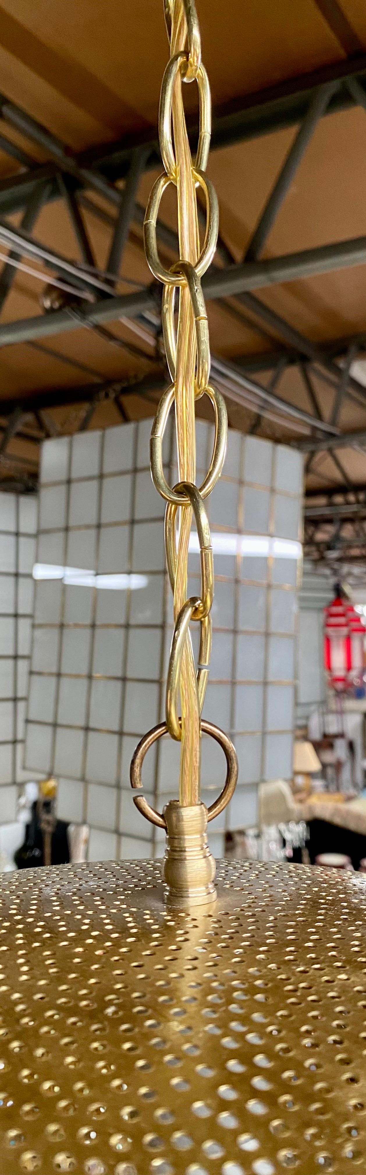 Pendentif ou lanterne ovale en laiton en forme de vaisseau spatial de style moderne du milieu du siècle dernier en vente 1