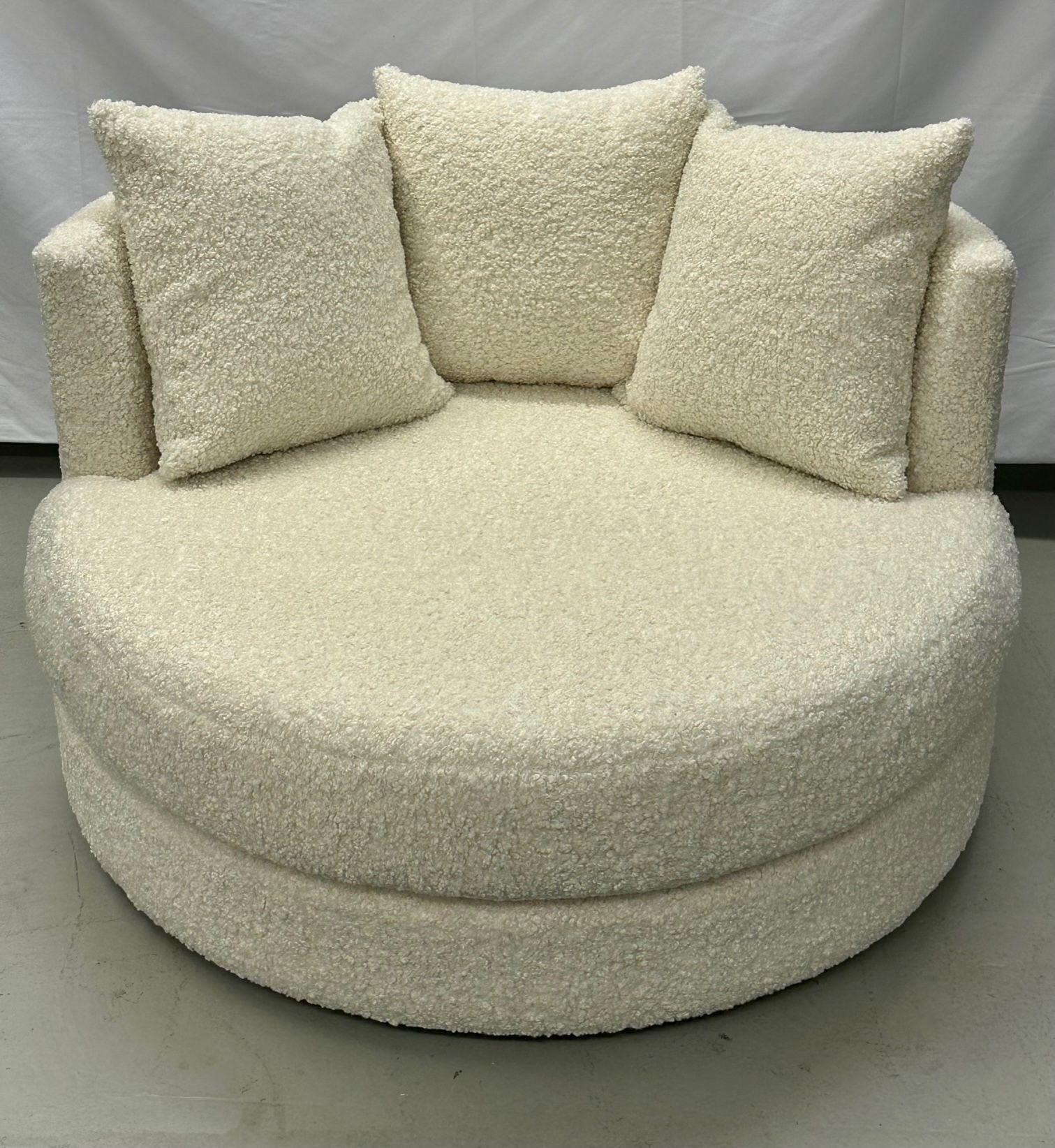 Mid-Century Modern Style Übergroßer Weißer Boucle Drehsessel / Lounge Chair (amerikanisch) im Angebot