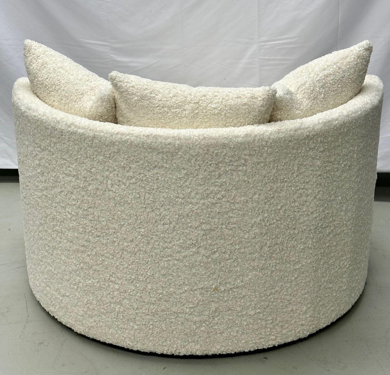 Mid-Century Modern Style Übergroßer Weißer Boucle Drehsessel / Lounge Chair im Zustand „Gut“ im Angebot in Stamford, CT