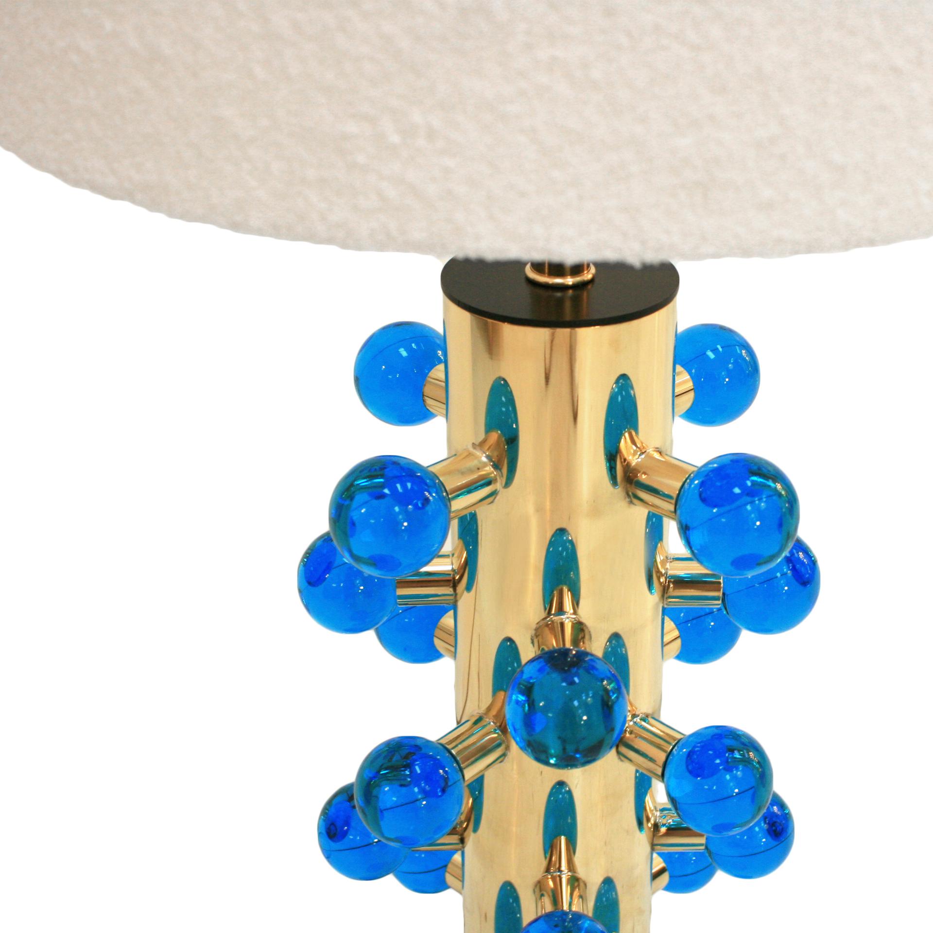 Mid-Century Modern Style Pair of Brass and Blue Murano Glass Italian Table Lamps In Good Condition For Sale In Madrid, ES