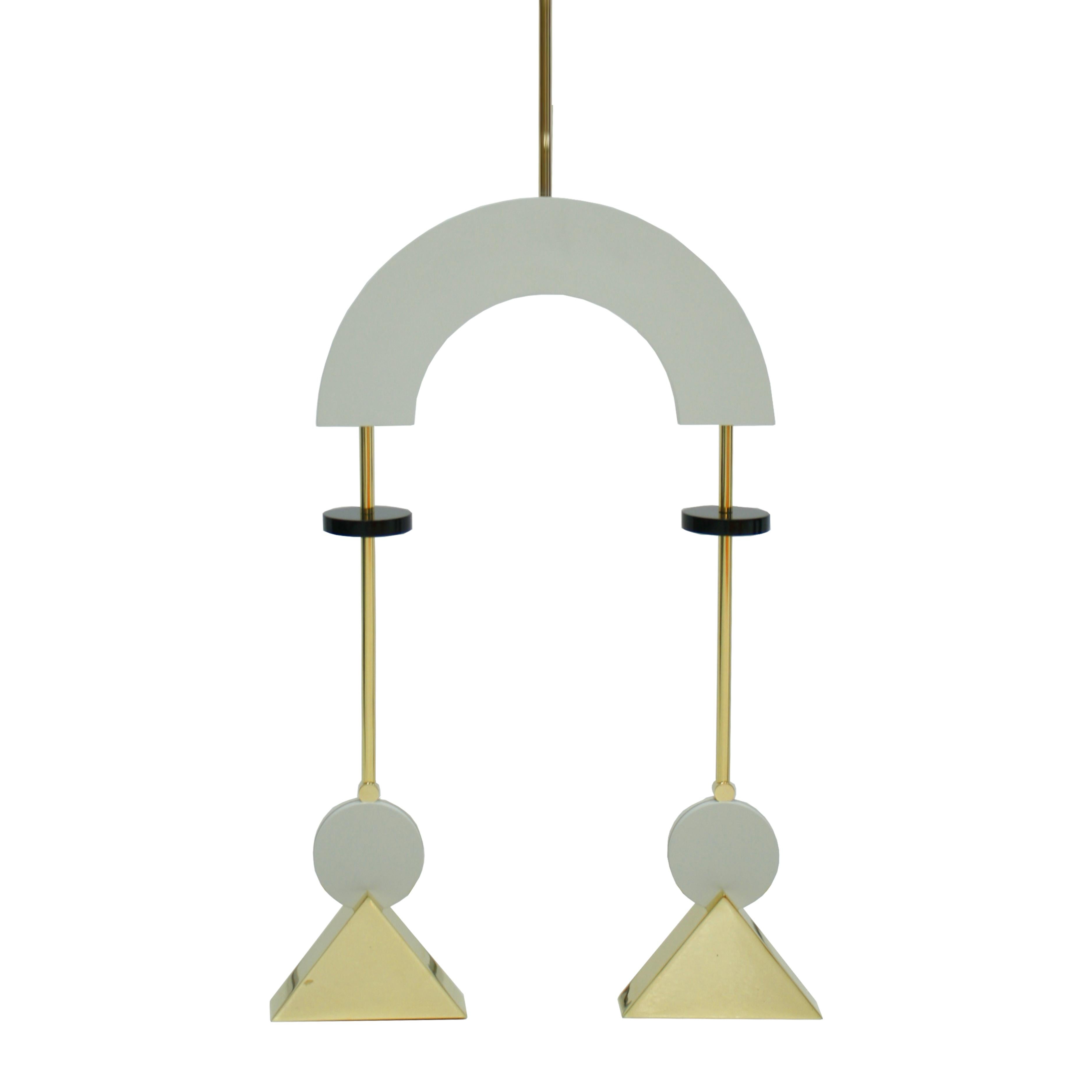 Lampes suspendues composées de deux points lumineux. Réalisé en structure de bronze doré avec des pièces de bois laqué blanc et noir. Le design de cet article a été inspiré par la géométrie radicale de l'art constructiviste. La lampe suspendue est