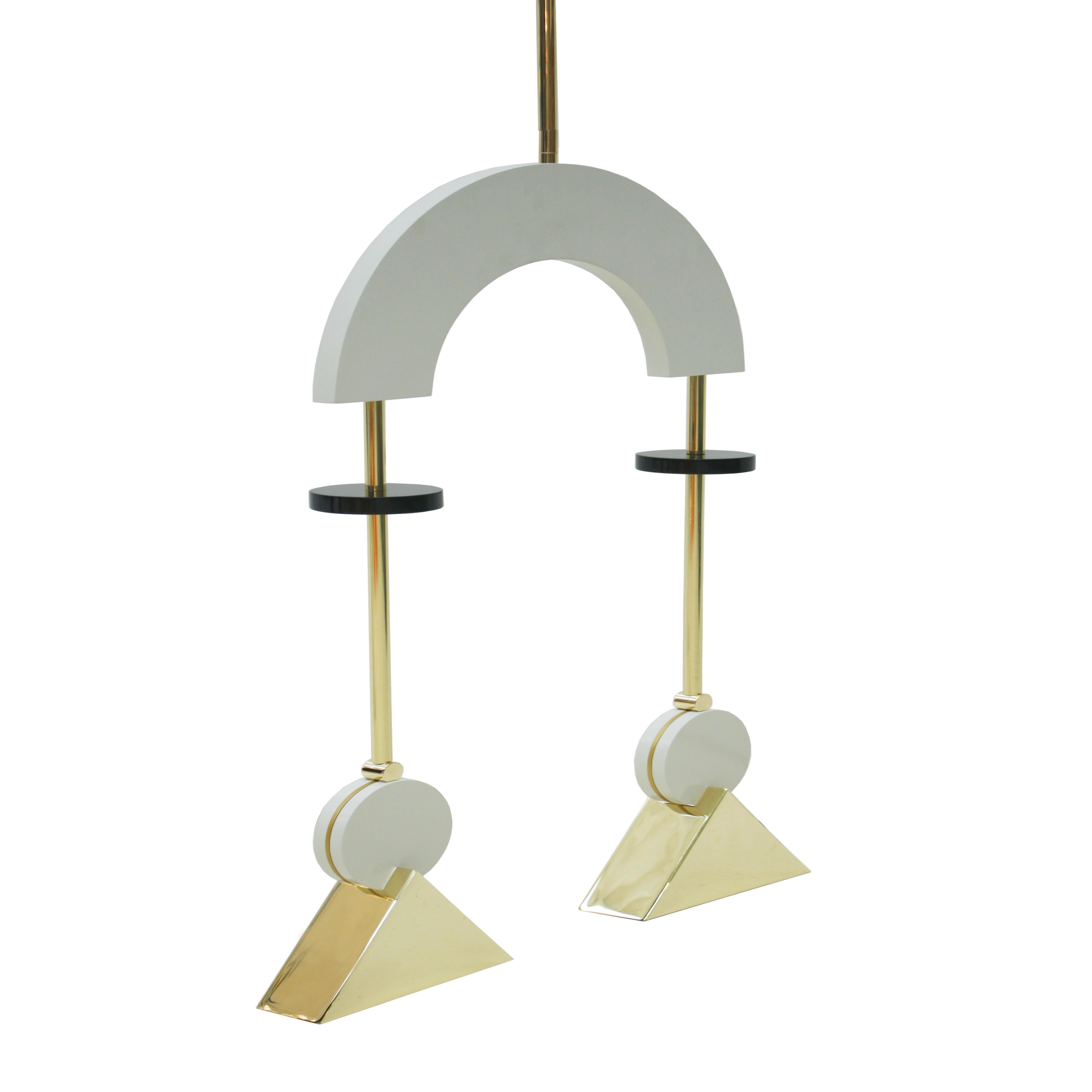 Mid-Century Modern Paire de lampes à suspension de style mi-siècle moderne en bois laqué blanc et bronze en vente