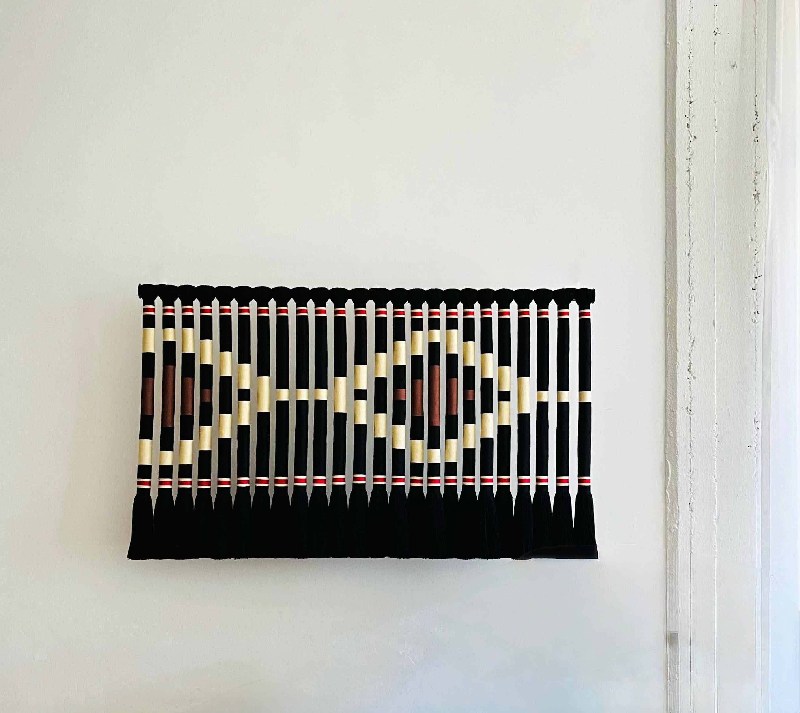Dieser dramatische Wandbehang ist ein beeindruckender Blickfang für fast jeden Raum - individuelle Größen und andere Farben auf Anfrage.
Jedes Stück wird komplett auf Bestellung gefertigt und ist 10-11 Wochen nach der Bestellung versandbereit.