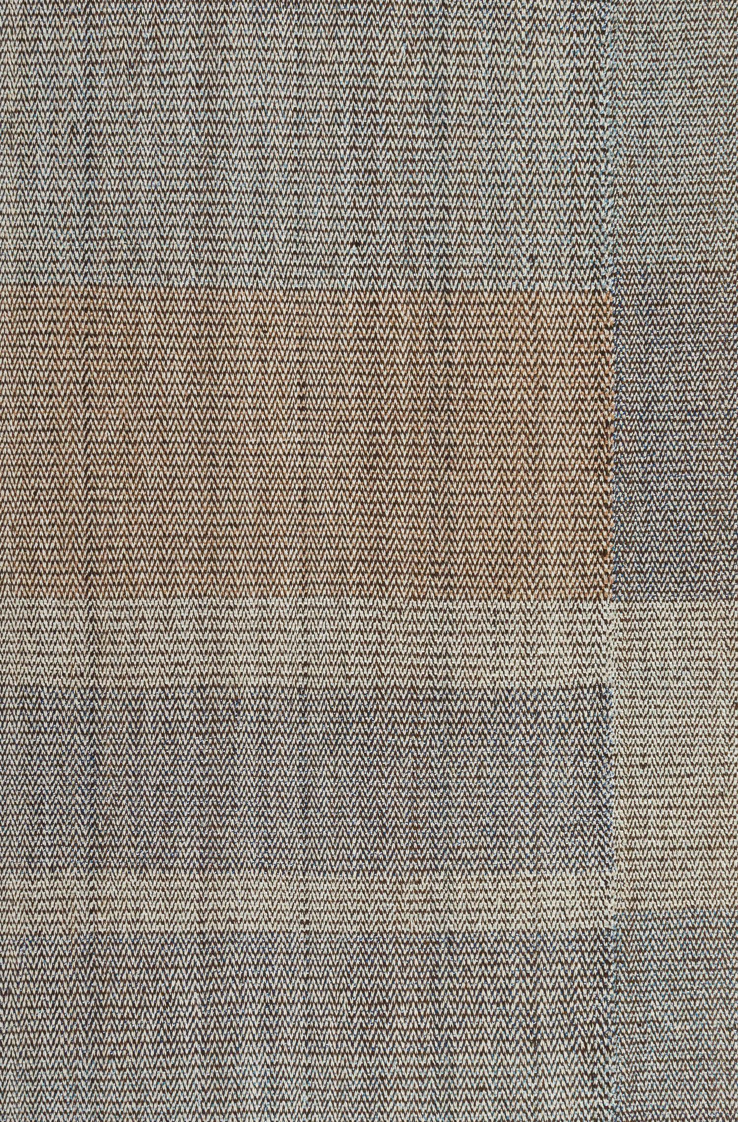Dieser Flachgewebeteppich von Charmo ist aus handgesponnener Wolle und natürlichen Farbstoffen hergestellt.  Er ist von den antiken Kelims inspiriert, die im Nordwesten des Irans heimisch sind.  NASIRI setzt die reiche Tradition der