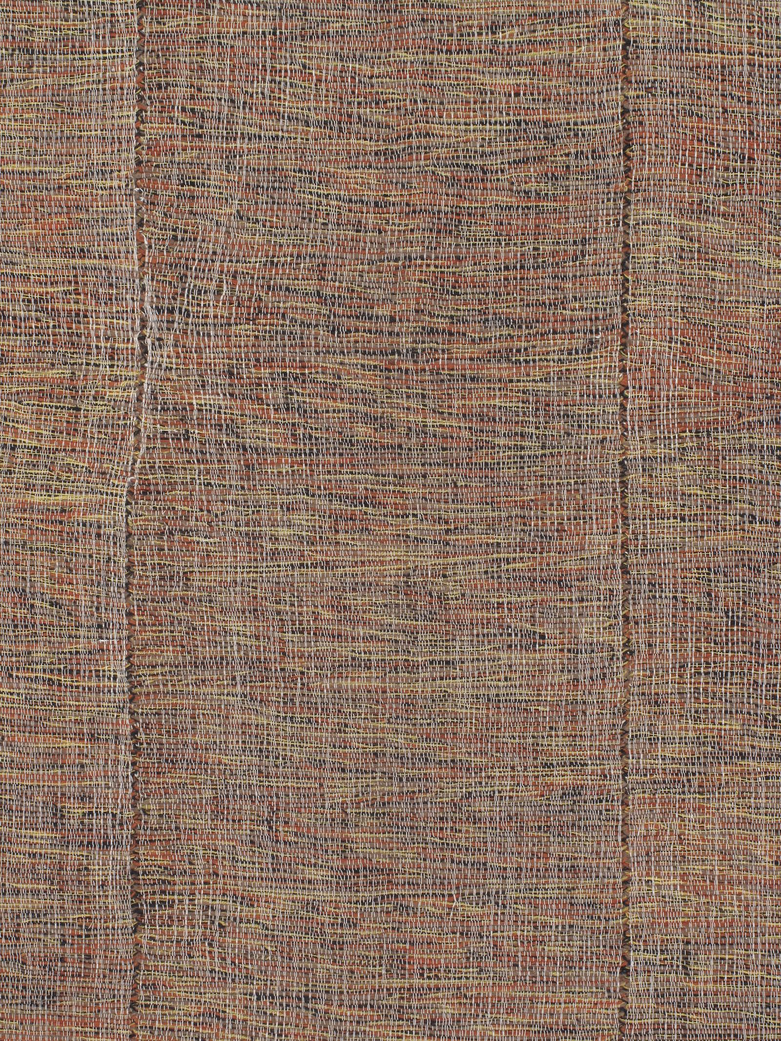 Dieser persische Charmo-Flachgewebeteppich im Stil der Jahrhundertmitte ist aus 100 % handgesponnener Wolle und natürlichen Farbstoffen gefertigt. Er ist inspiriert von den alten Kelims, die in der Region Shiraz im Iran heimisch sind. NASIRI setzt