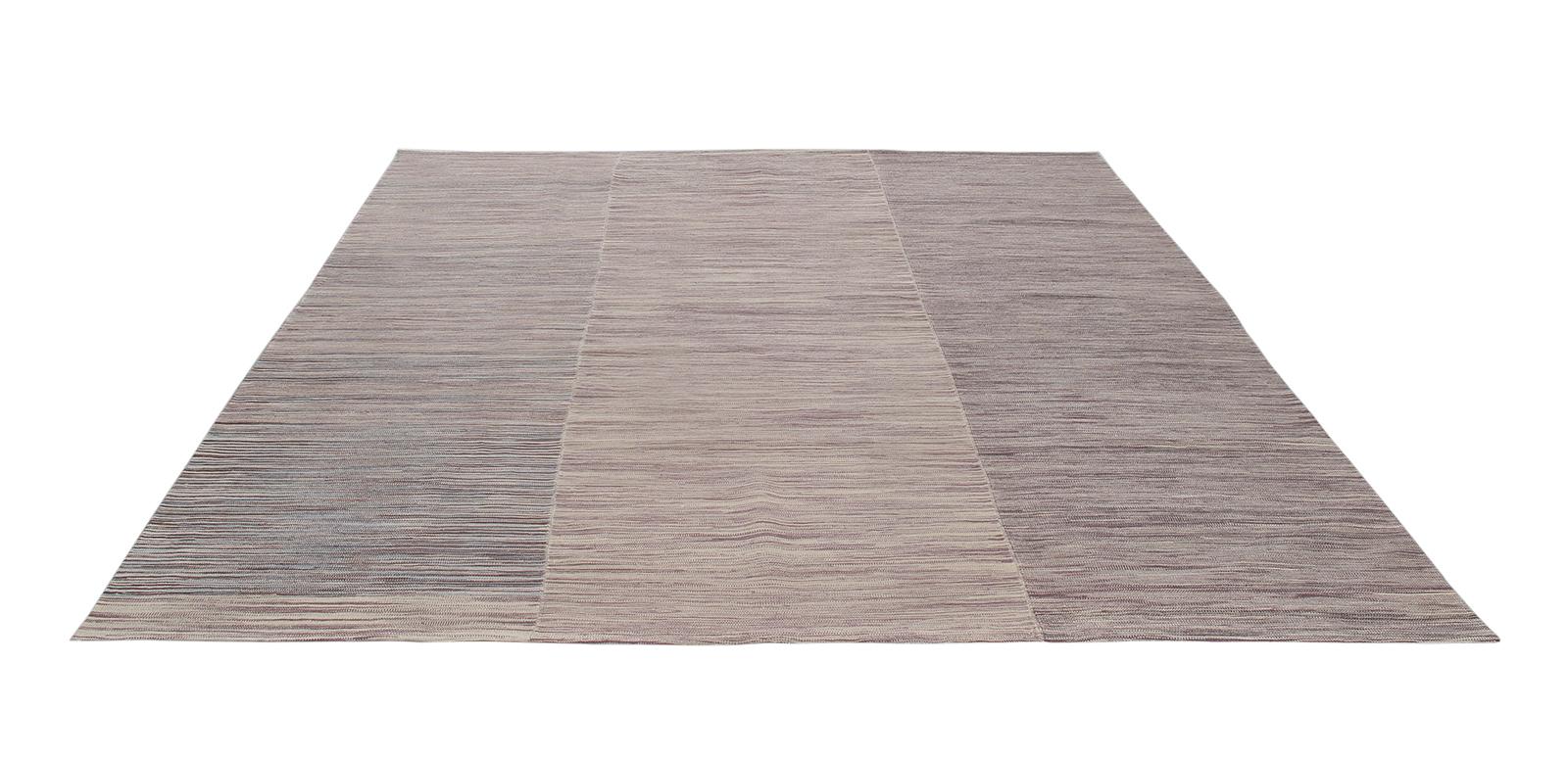 Nuestra colección Mazandaran resalta la sofisticación minimalista que existía mucho antes de la era moderna. La colección se inspira en los kilims que tejían originalmente las mujeres persas de la provincia de Mazandaran, en el noroeste de Irán,