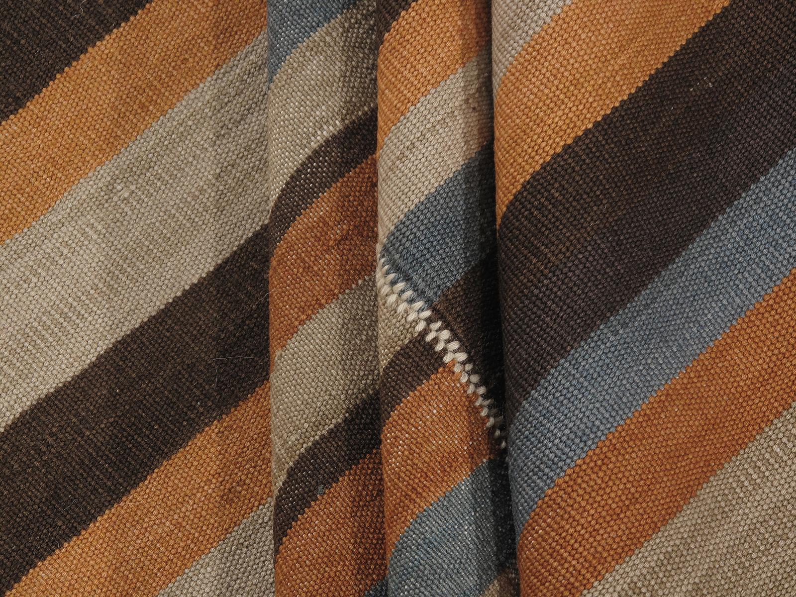 Mid-Century moderno Tappeto persiano Mazandaran a trama piatta in stile metà secolo moderno in vendita