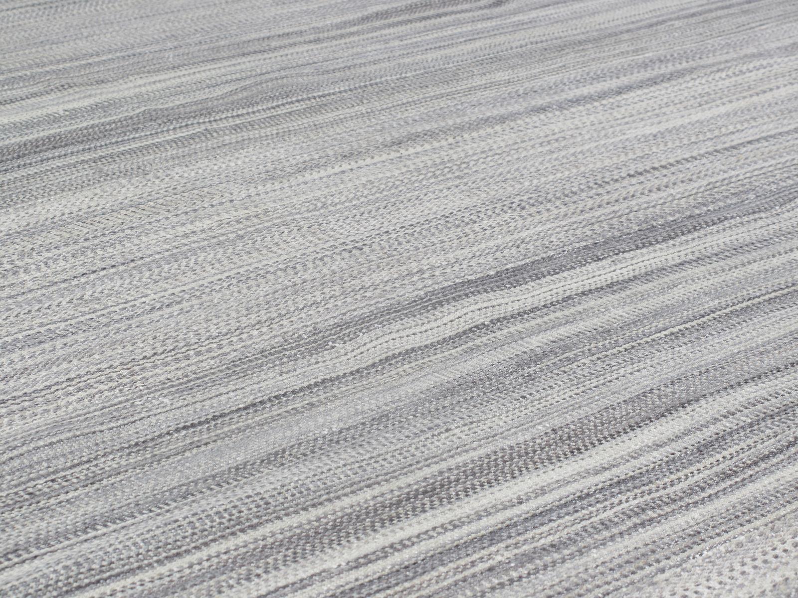 Questo tappeto persiano a tessitura piatta è in stile Mid-Century Modern ed è realizzato al 100% con lana filata a mano e tinture naturali. Si ispira ai kilim d'epoca originari della regione di Shiraz, in Iran. Nasiri continua la sua ricca