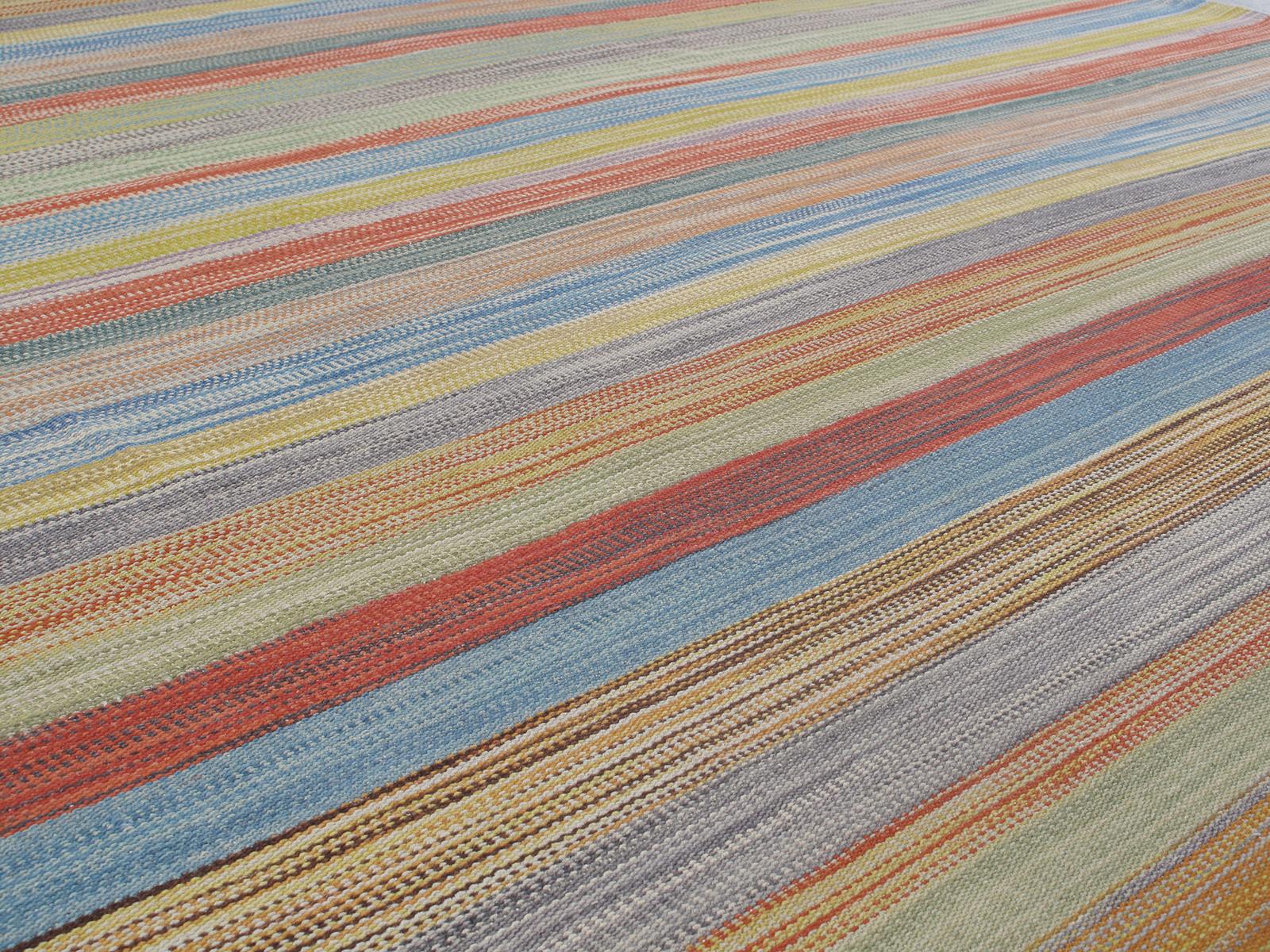 Questo tappeto persiano Pelas a tessitura piatta è in stile Mid-Century Modern ed è realizzato con 100% lana filata a mano e tinture naturali. Si ispira ai kilim d'epoca originari della regione di Shiraz, in Iran. NASIRI continua la sua ricca