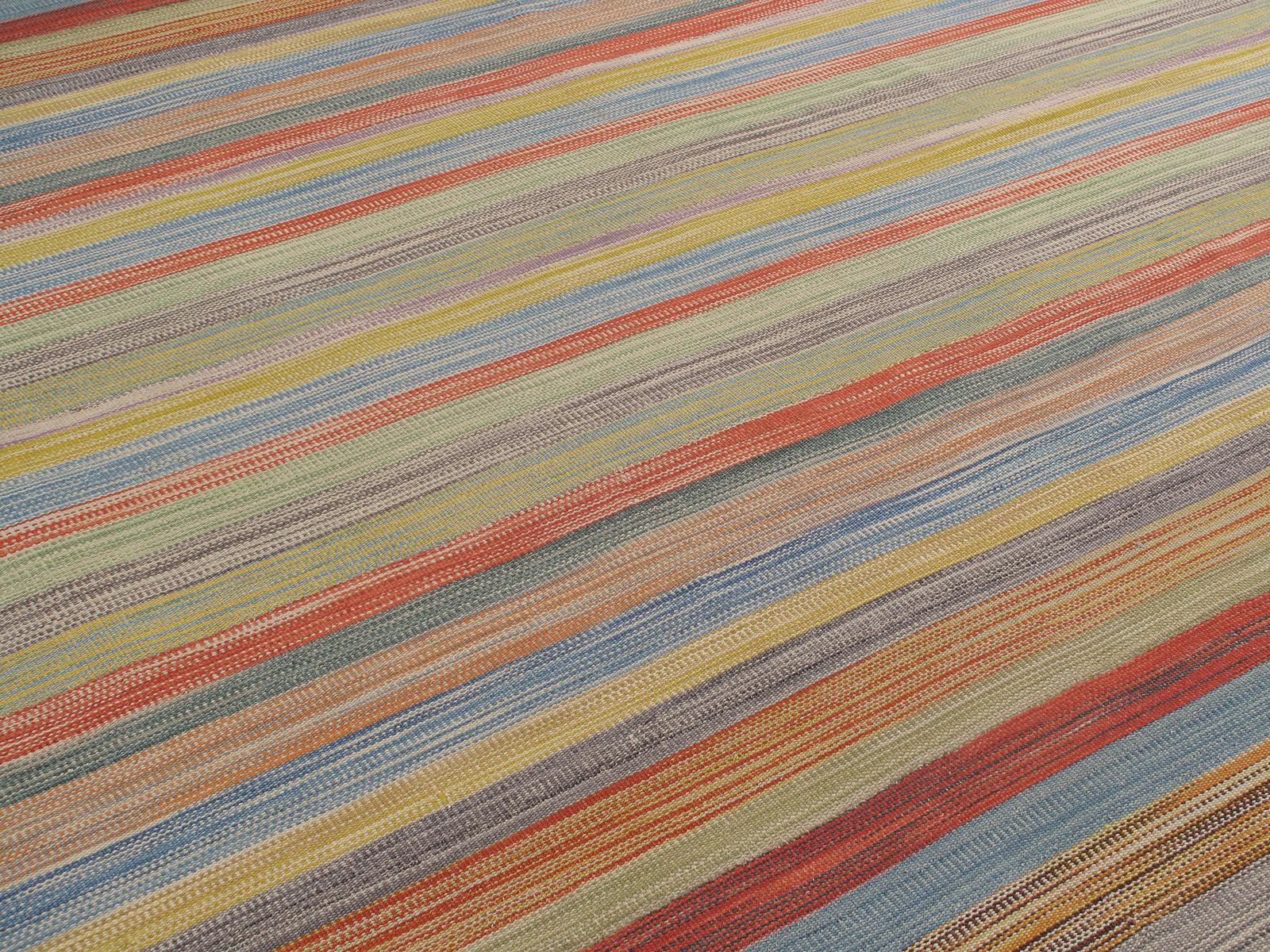 Questo tappeto persiano Pelas a tessitura piatta è in stile Mid-Century Modern ed è realizzato con 100% lana filata a mano e tinture naturali. Si ispira ai kilim d'epoca originari della regione di Shiraz, in Iran. NASIRI continua la sua ricca