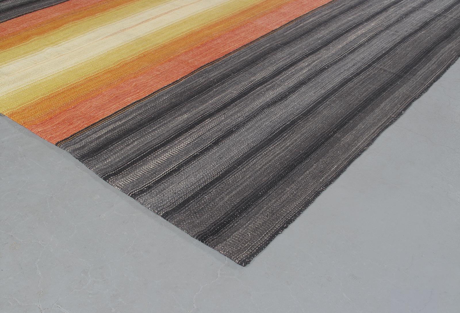 Questo tappeto persiano Pelas a tessitura piatta è in stile Mid-Century Modern ed è realizzato con 100% lana filata a mano e tinture naturali. Si ispira ai kilim d'epoca originari della regione di Shiraz, in Iran. NASIRI continua la sua ricca
