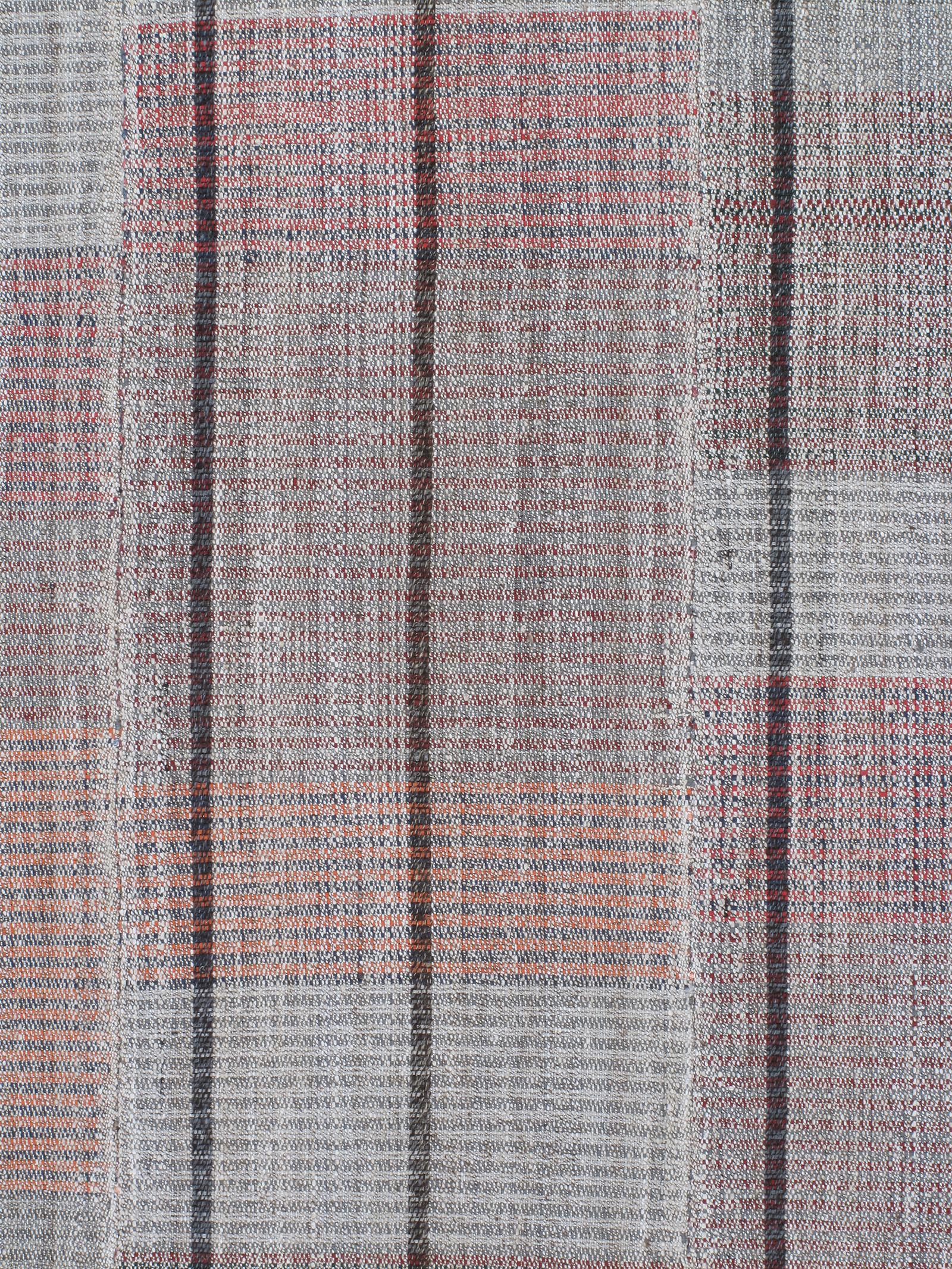 Questo tappeto persiano Pelas a tessitura piatta è in stile Mid-Century Modern ed è realizzato con 100% lana filata a mano e tinture naturali. Si ispira ai kilim d'epoca originari della regione di Shiraz, in Iran. NASIRI continua la sua ricca