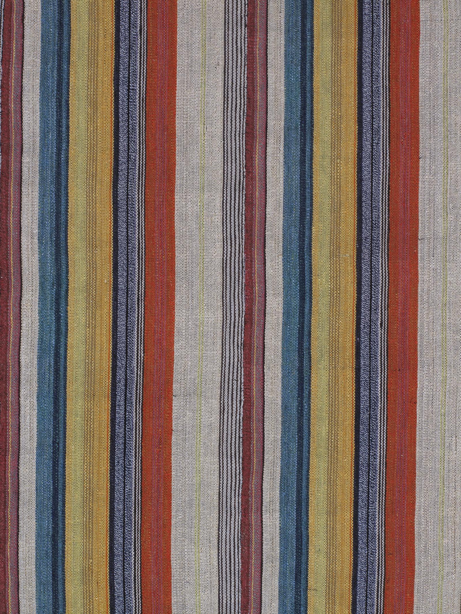 Questo tappeto persiano Pelas a tessitura piatta è in stile Mid-Century Modern ed è realizzato con 100% lana filata a mano e tinture naturali. Si ispira ai Kilim d'epoca originari della regione di Shiraz, in Iran. NASIRI continua la sua ricca