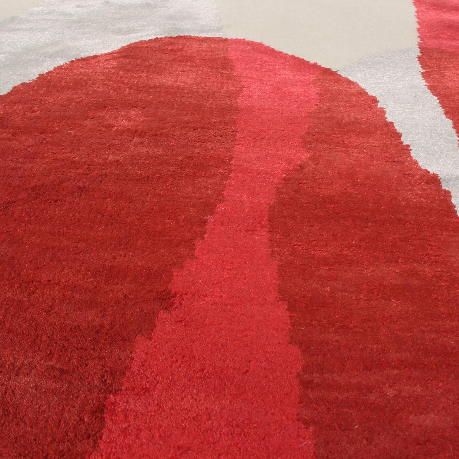 Annodato a mano Tappeto in stile moderno del Medioevo, rosso, bianco - Boobyalla No. 2 di Rug & Kilim in vendita