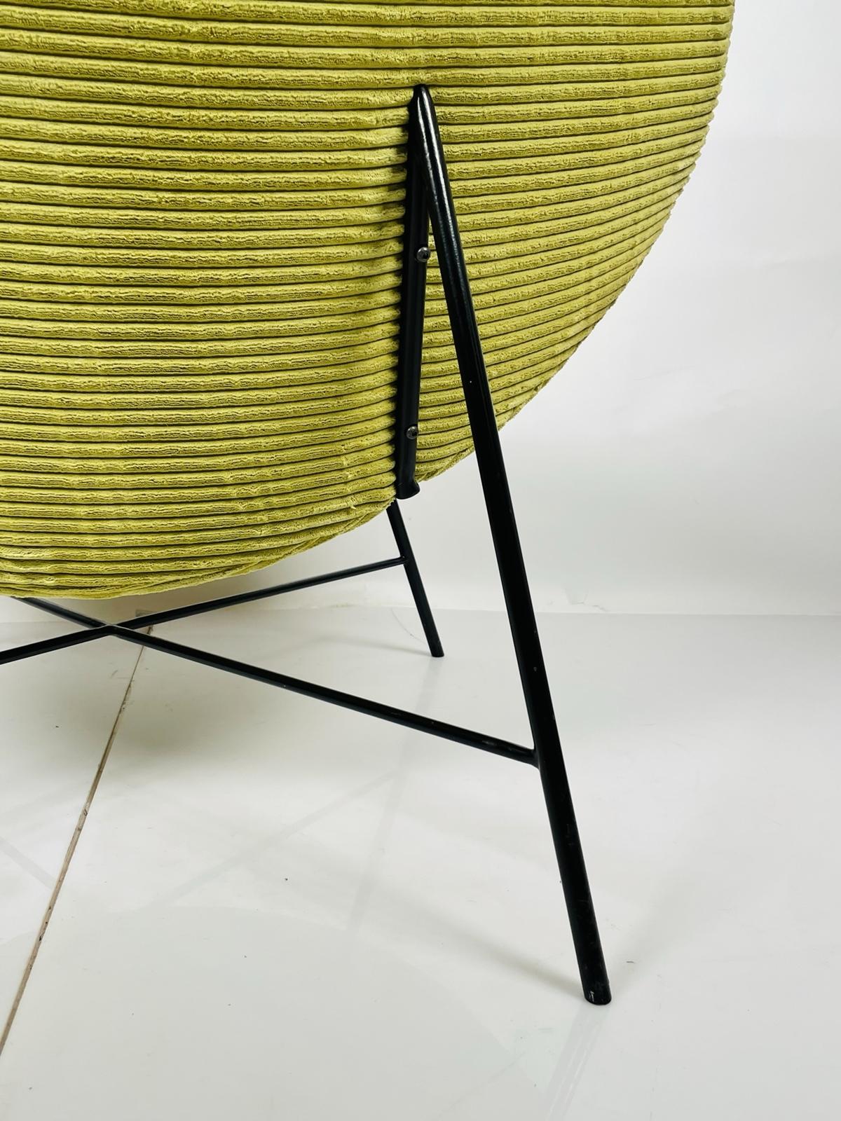 Mid-Century Modern Style Scoop Chair For Sale 4