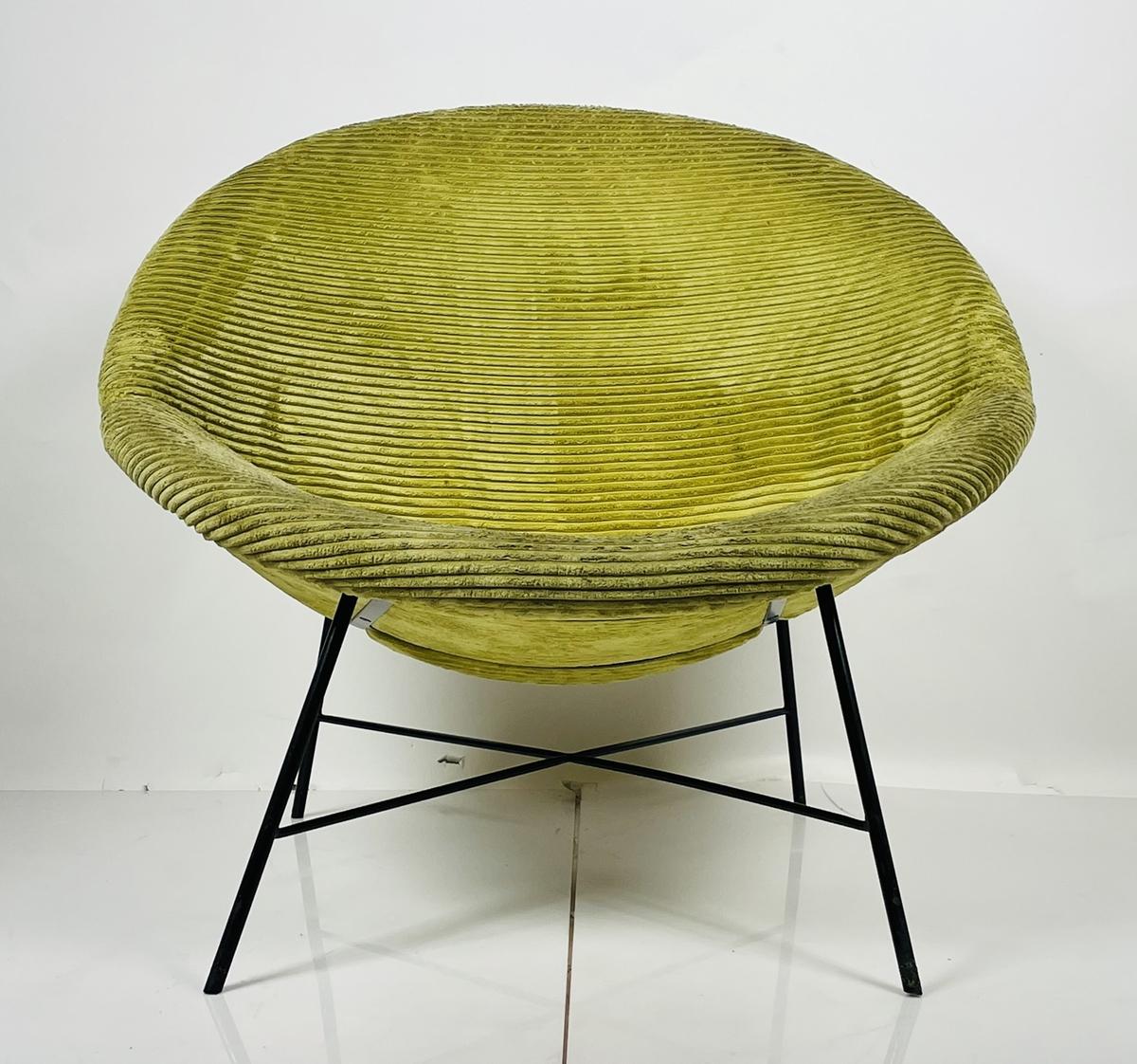 Mid-Century Modern style scoop chair with beautiful architectural lines, havinf a molded steel base and an upholstered seat.

The chair is very confortable and well made, unmarked.

Measurements:
35 inches high x 39 inches wide x 33.50 inches