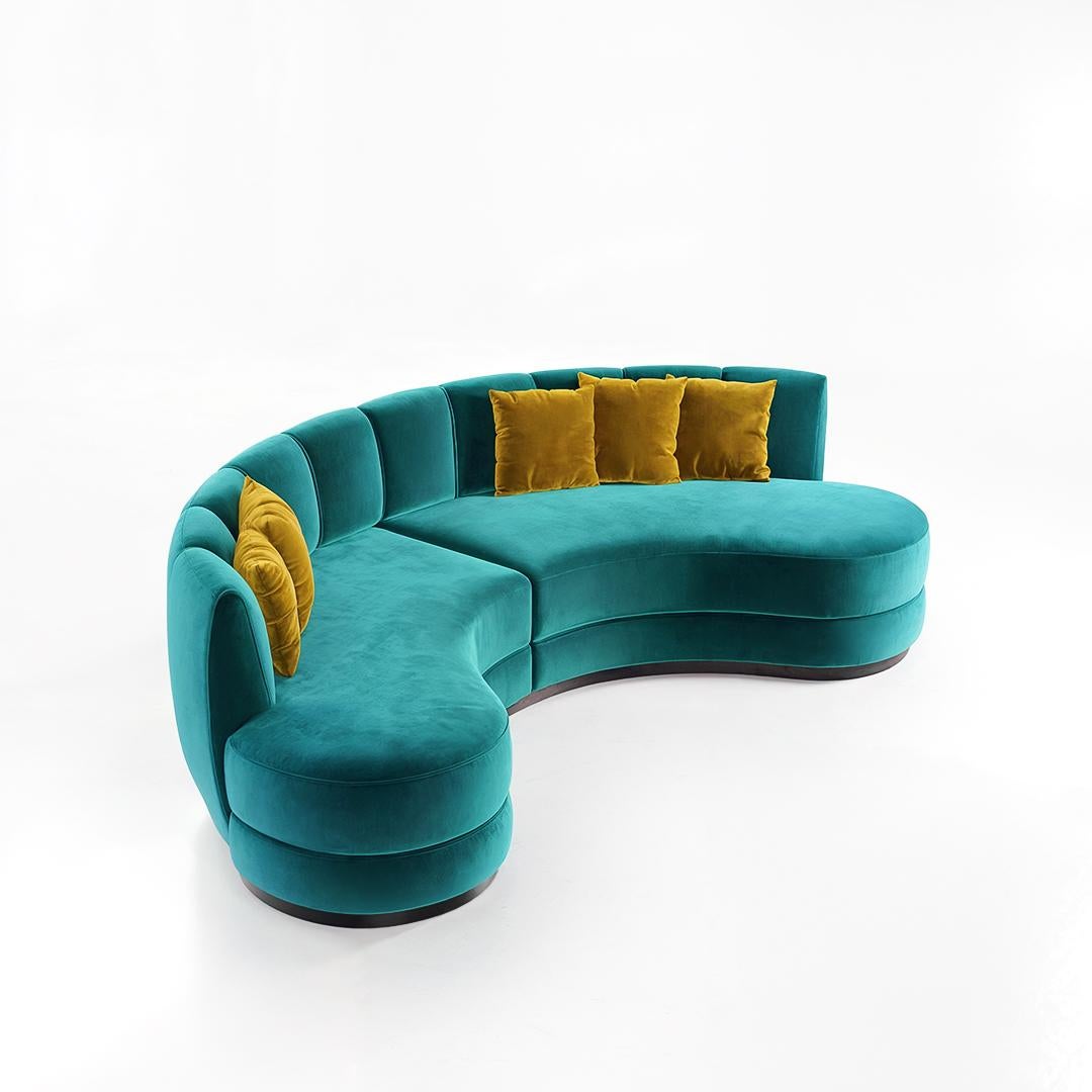 Moderne Canapé sculptural de style moderne du milieu du siècle dernier en velours bleu Balic en vente